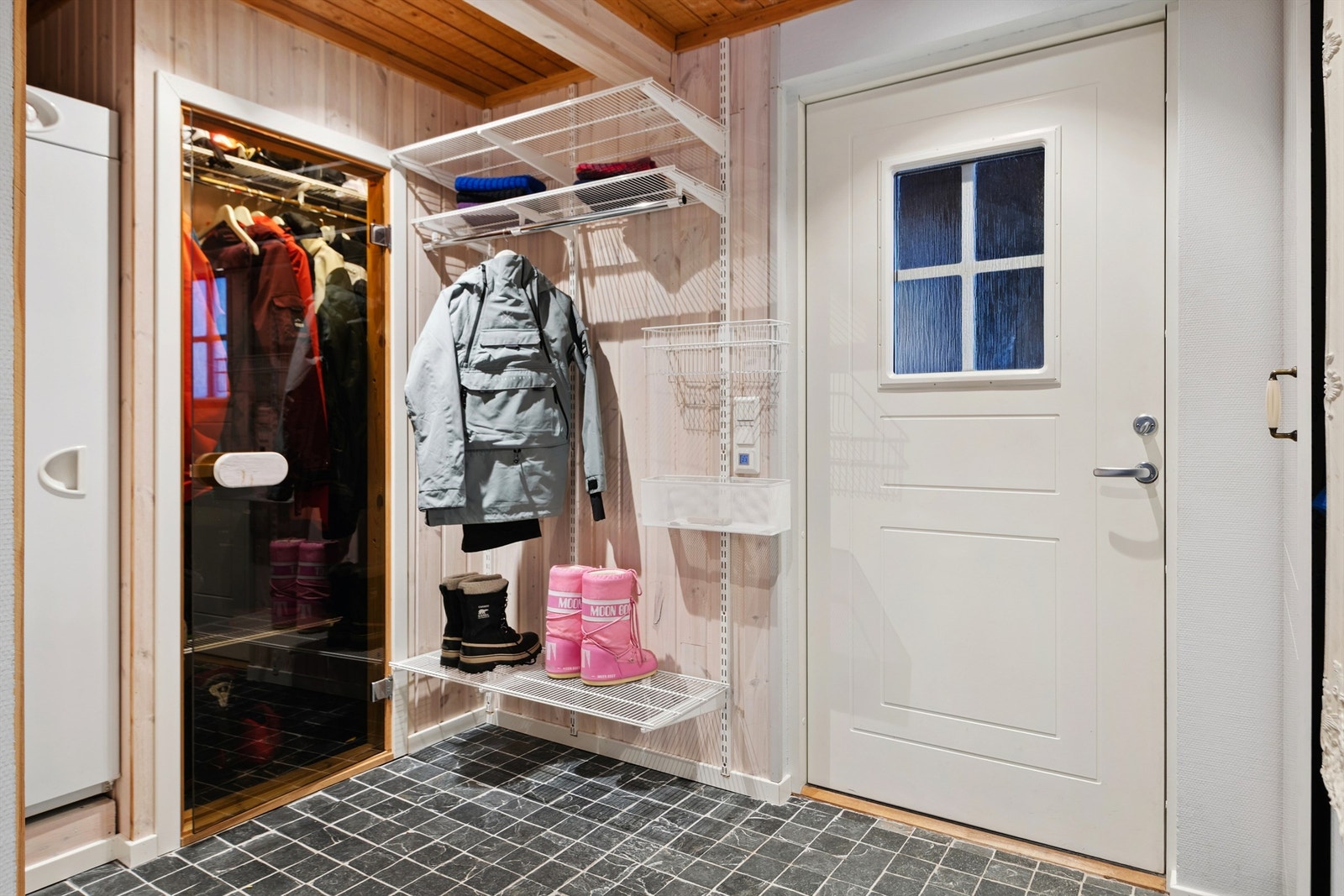 Den praktiske entréen har flislagt gulv med varmekabler, egen nisje for tørkeskap og god plass til ytterbekledning i både garderobeskap med badstudør samt et plassbygget skap(til høyre i bilde). Galleribilde