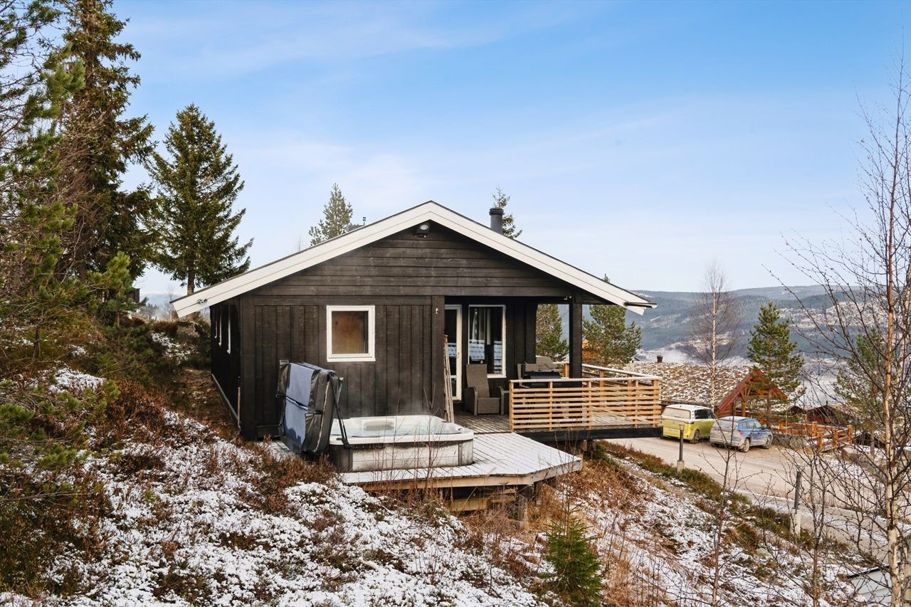 Eiendommen har enkel adkomst med plass til flere biler i innkjørselen til hytta. Galleribilde