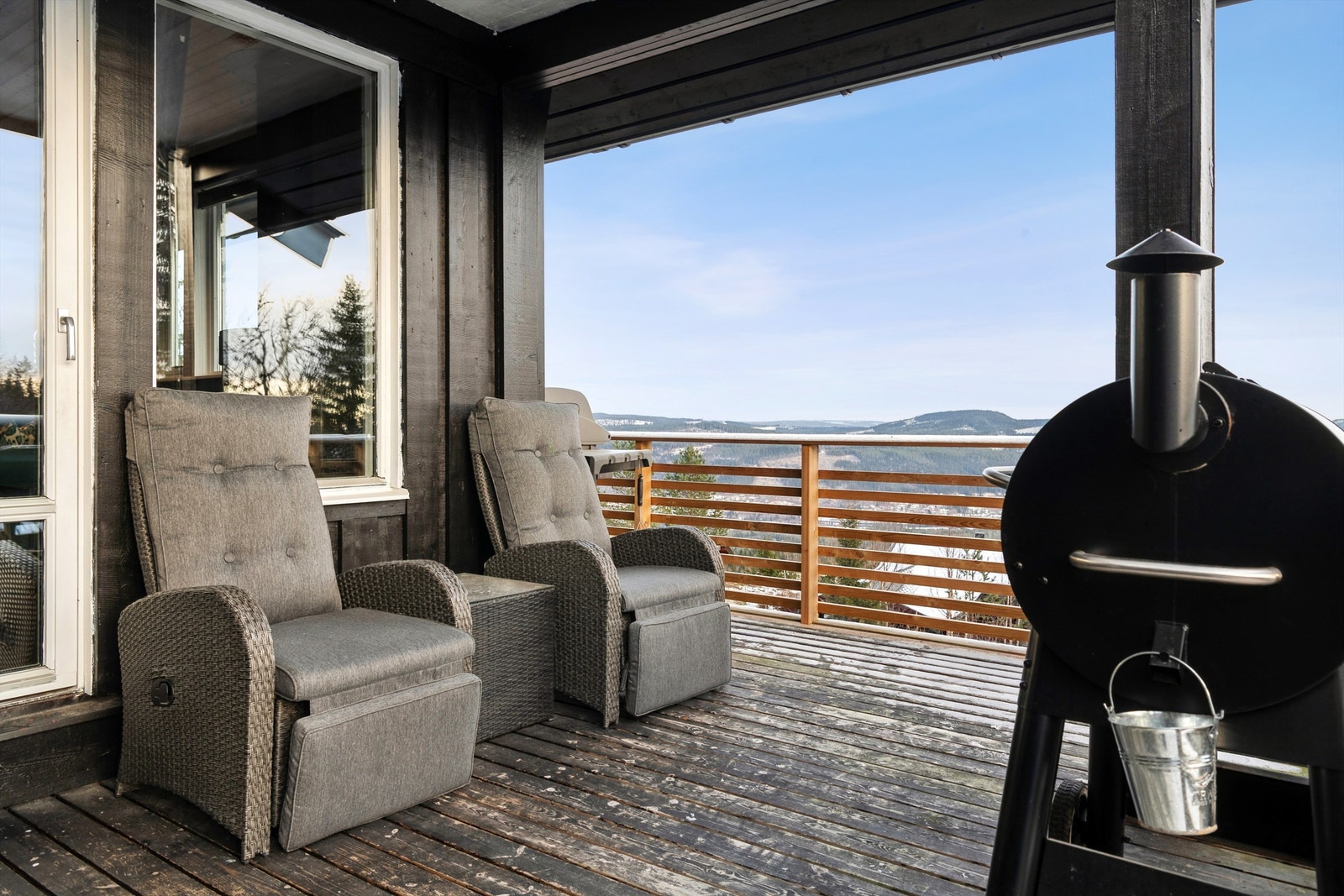 Den overbygde delen av terrassen gir en lun og skjermet uteplass. Galleribilde