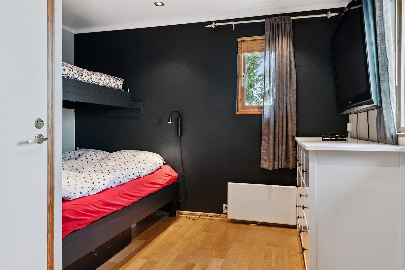Soverommet, med direkte utvendig adkomst tilknyttet inngangspartiet, har en bred underkøye. Galleribilde