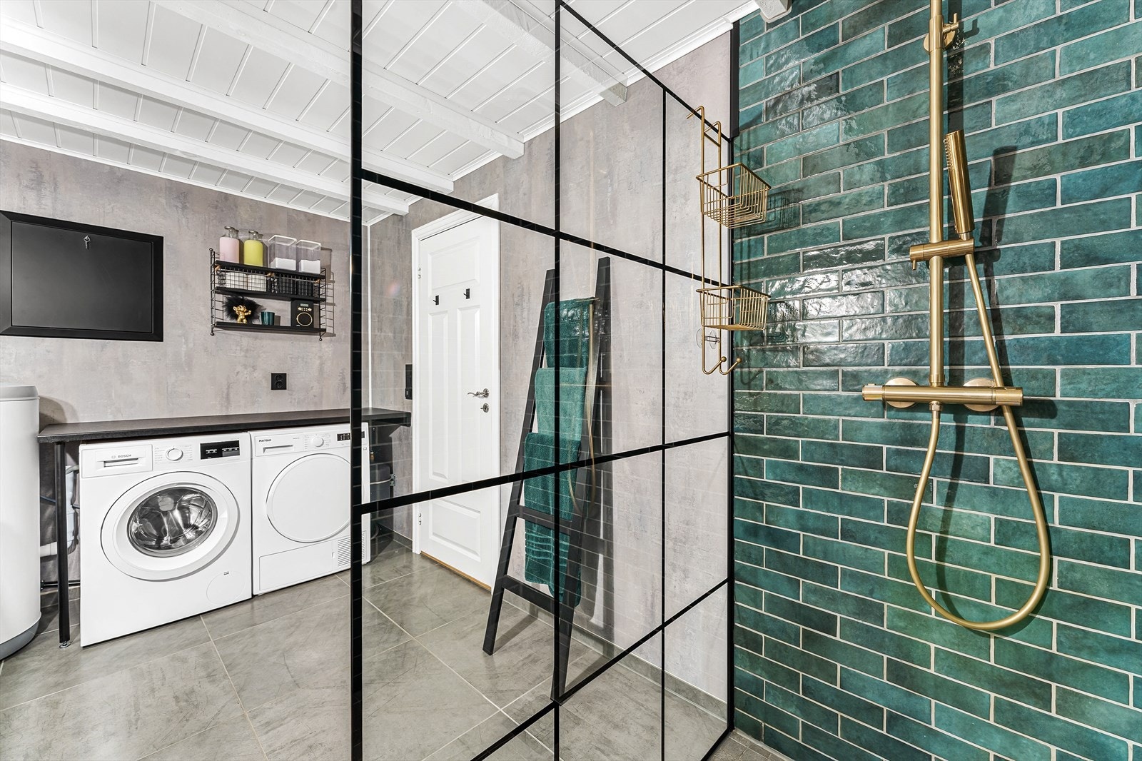 Stort og romslig bad og vaskerom Galleribilde