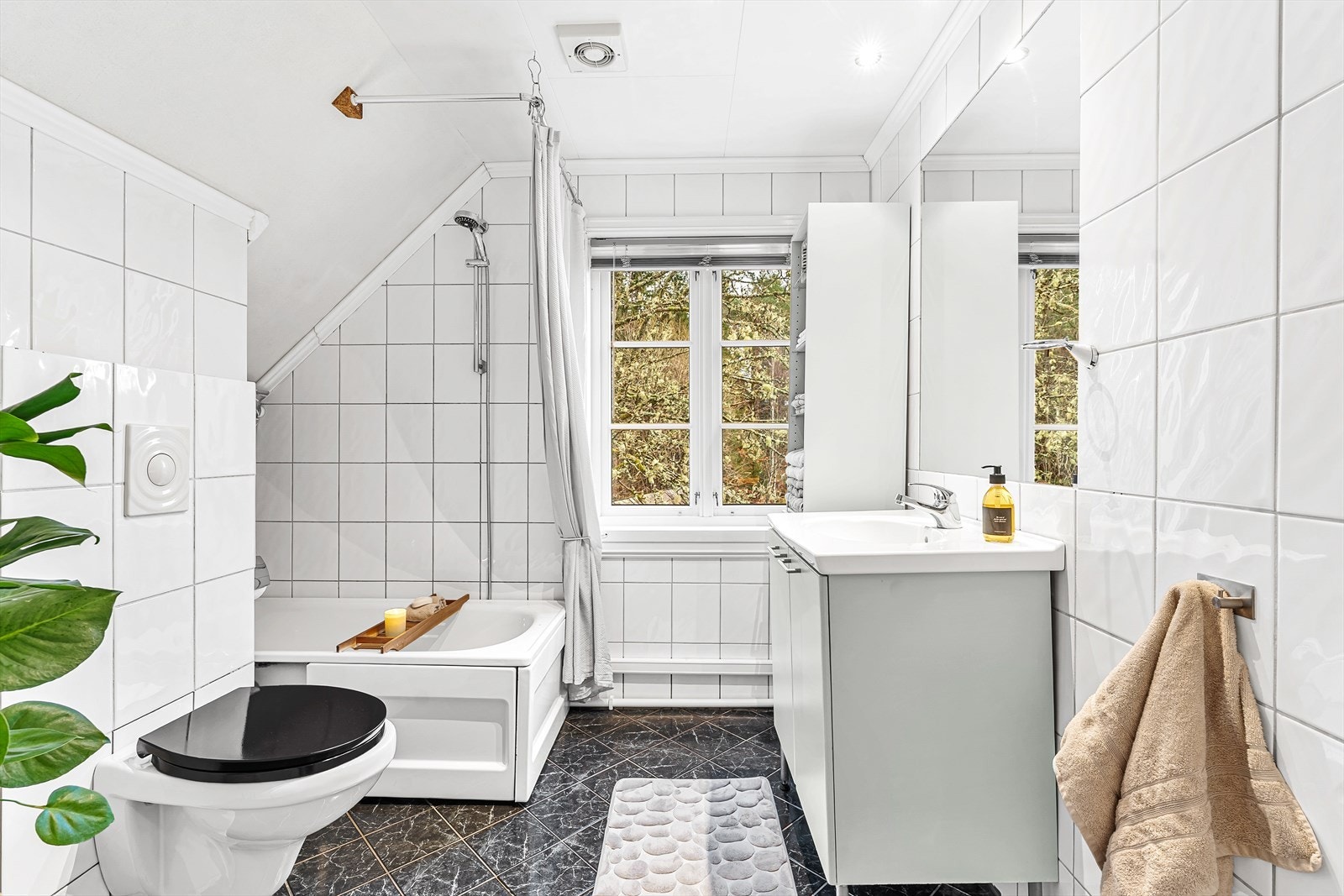 Helfliset bad m/badekar Galleribilde