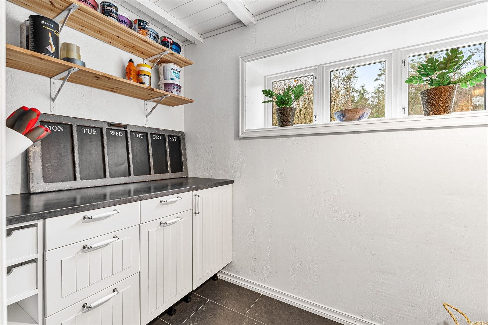 Skapinnredning i kjellerbod Galleribilde