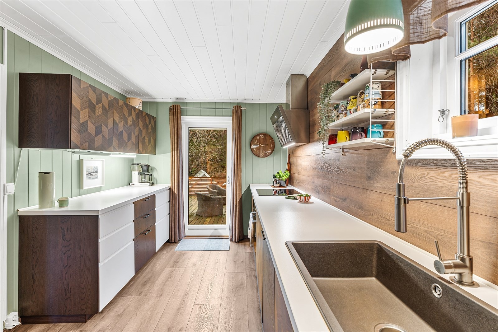 Stilrent Ikea-kjøkken m/integrert komfyr og oppvaskmaskin Galleribilde