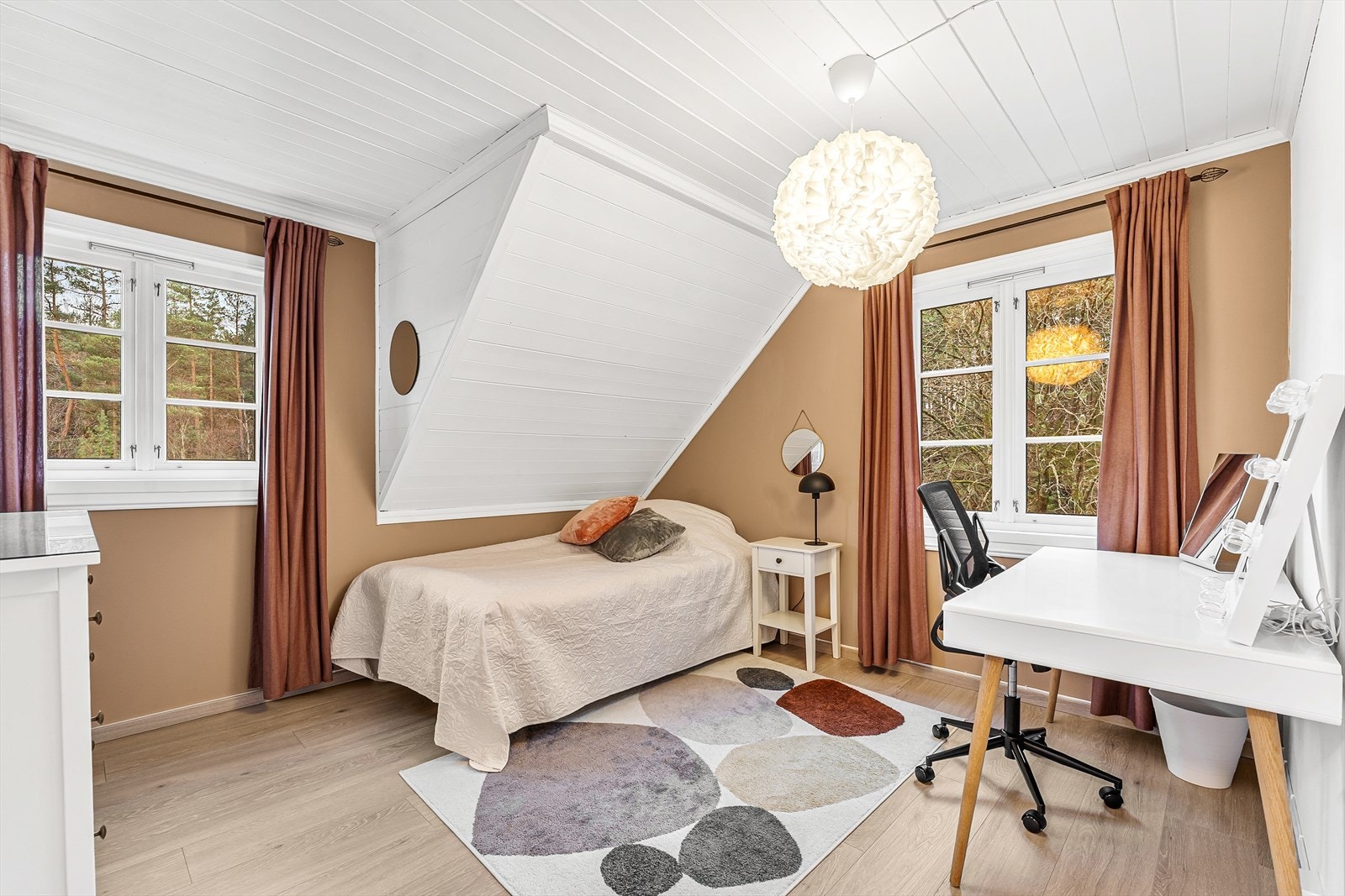 Romslig soverom malt i en lekker, lun farge Galleribilde