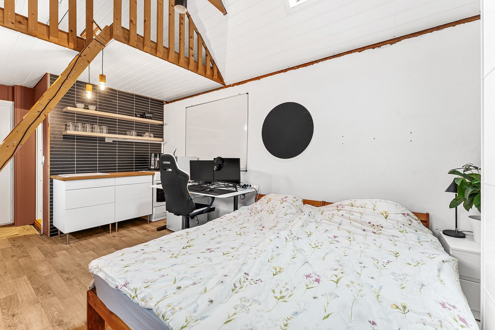 Trappeadkomst til hems m/lagringsplass Galleribilde