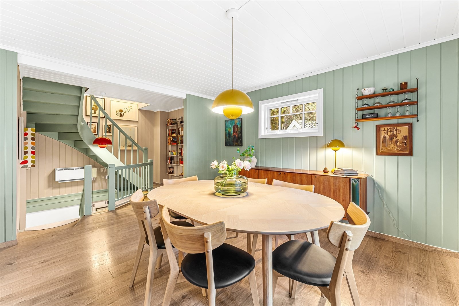 Loftsetasjen har 2 stuer og kjøkken Galleribilde