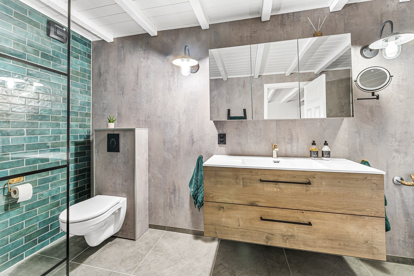 Flislagt gulv og dusjnisje, ellers våtromsplater på vegg. Galleribilde