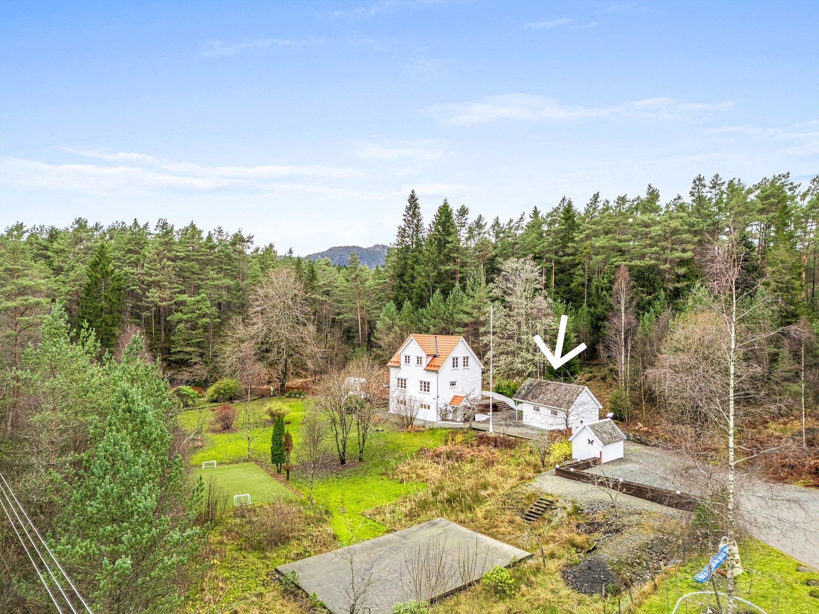 Uthus er innredet med bad, disponibelt rom m/kjøkkenbenk og hems Galleribilde