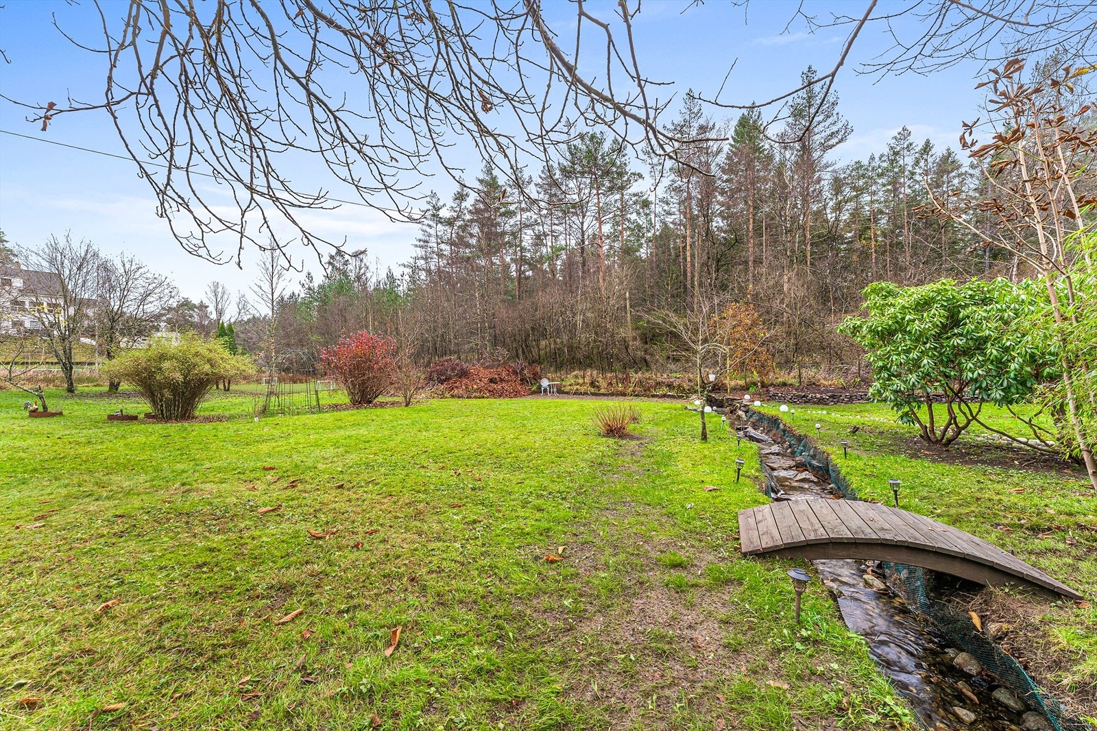 Igjennom eiendommen går det en idyllisk, liten bekk Galleribilde