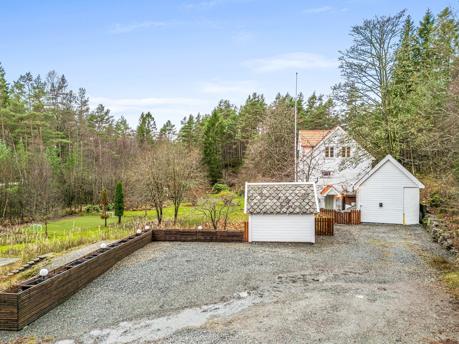 God plass til parkering av flere biler på egen tomt Galleribilde