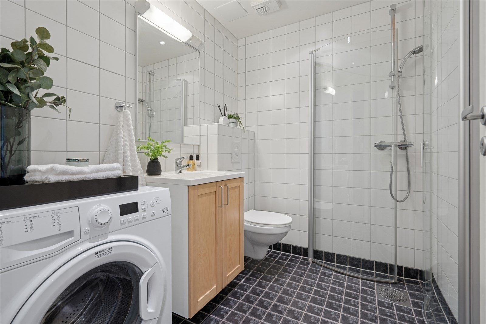 Lyst flislagt bad fra 2009 med varmekabler i gulv. Galleribilde