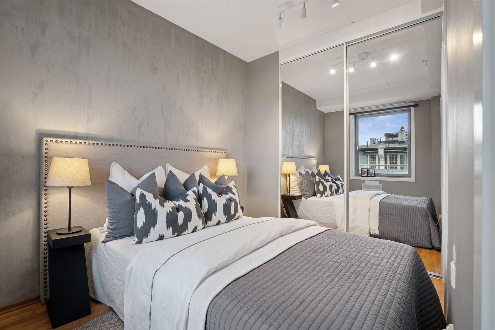 Stor skyvedørsgarderobe med speilfronter. Galleribilde