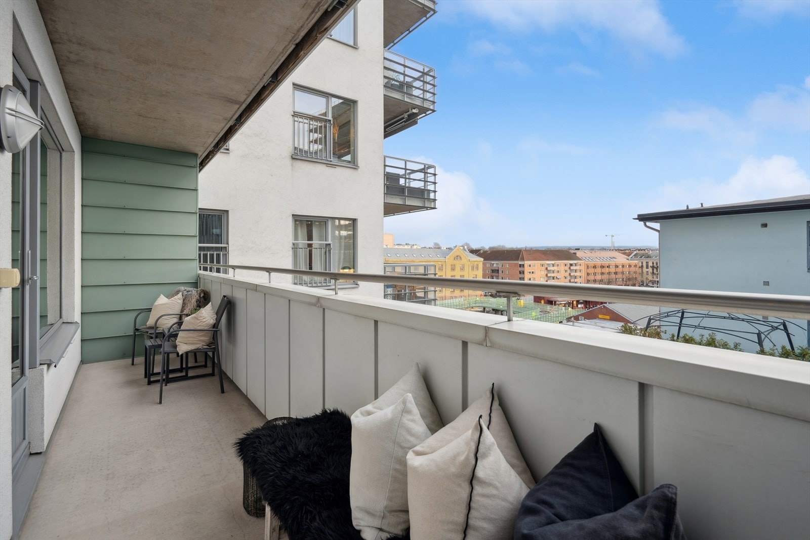 Stor balkong på ca 8 kvm. med utsikt. Galleribilde