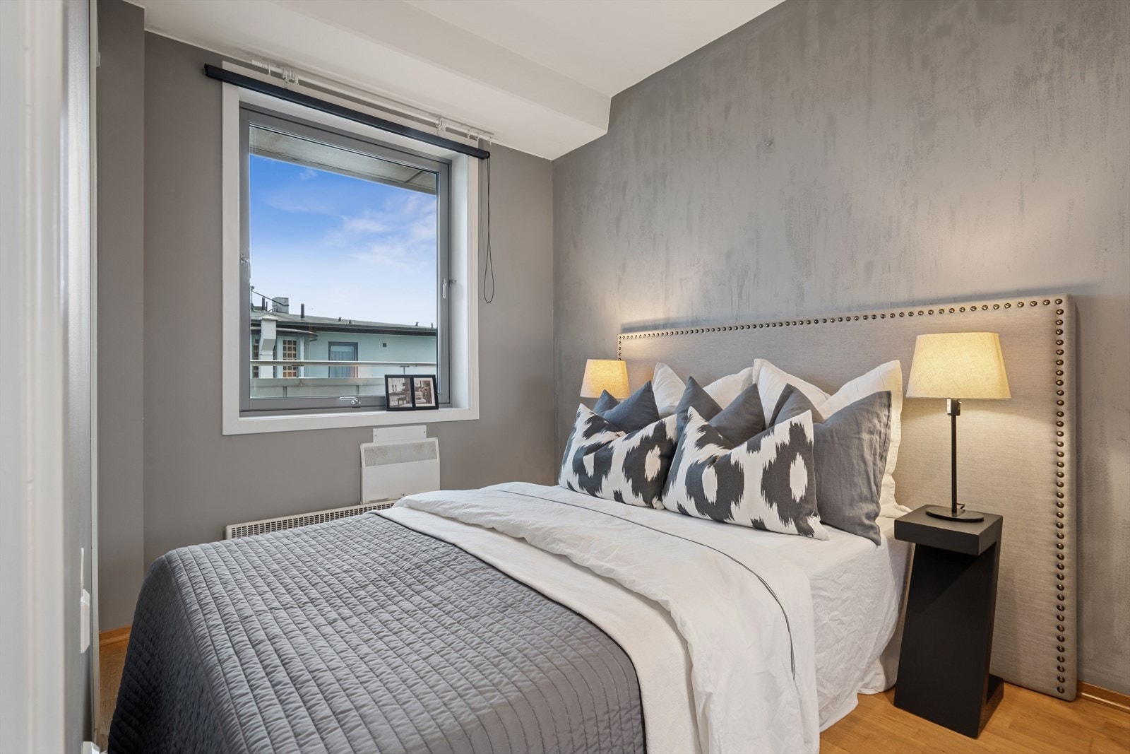 Soverom med plass til stor seng og nattbord. Inngang på begge sider. Galleribilde