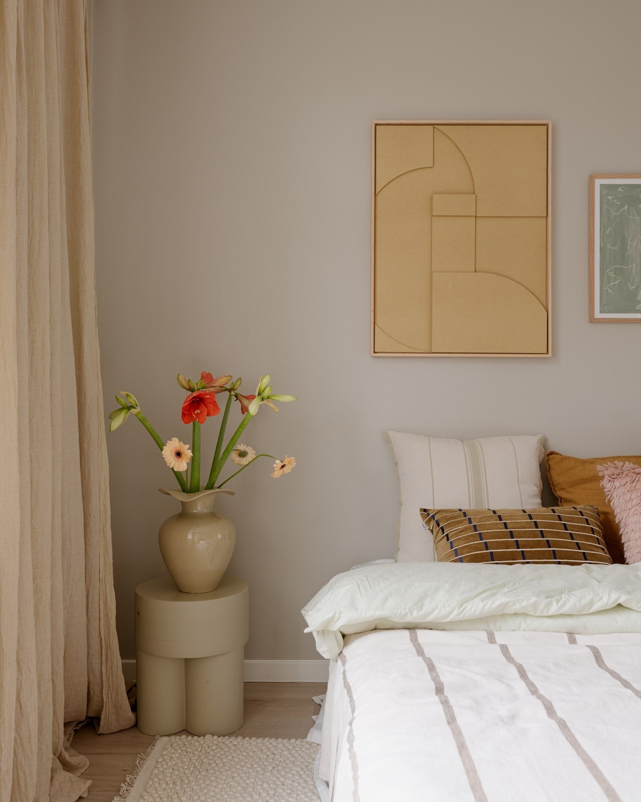 Store vindusflater gir godt med naturlig lysinnslipp. Galleribilde