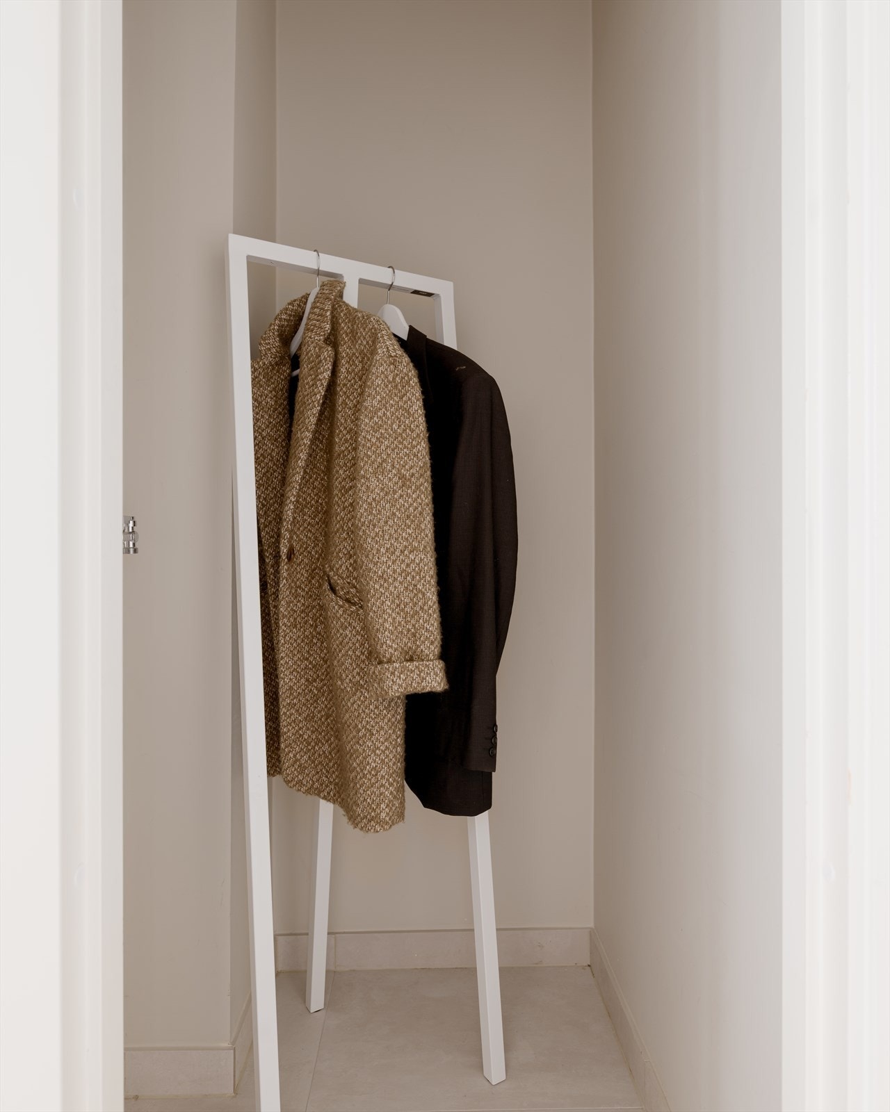 I gangen finner du en praktisk bod med opplegg til vaskemaskin. Galleribilde