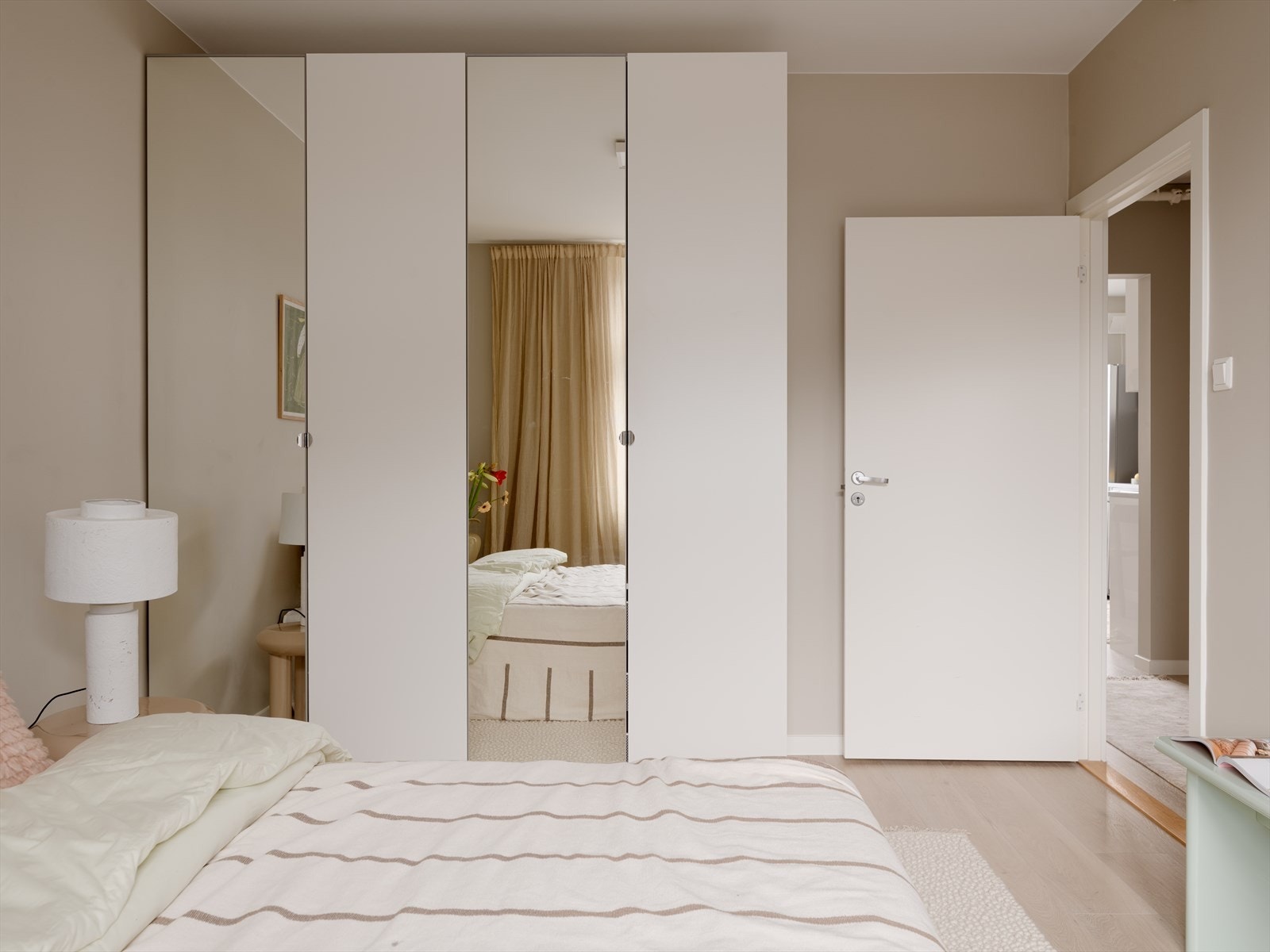 Rommet har adkomst fra entré. Galleribilde