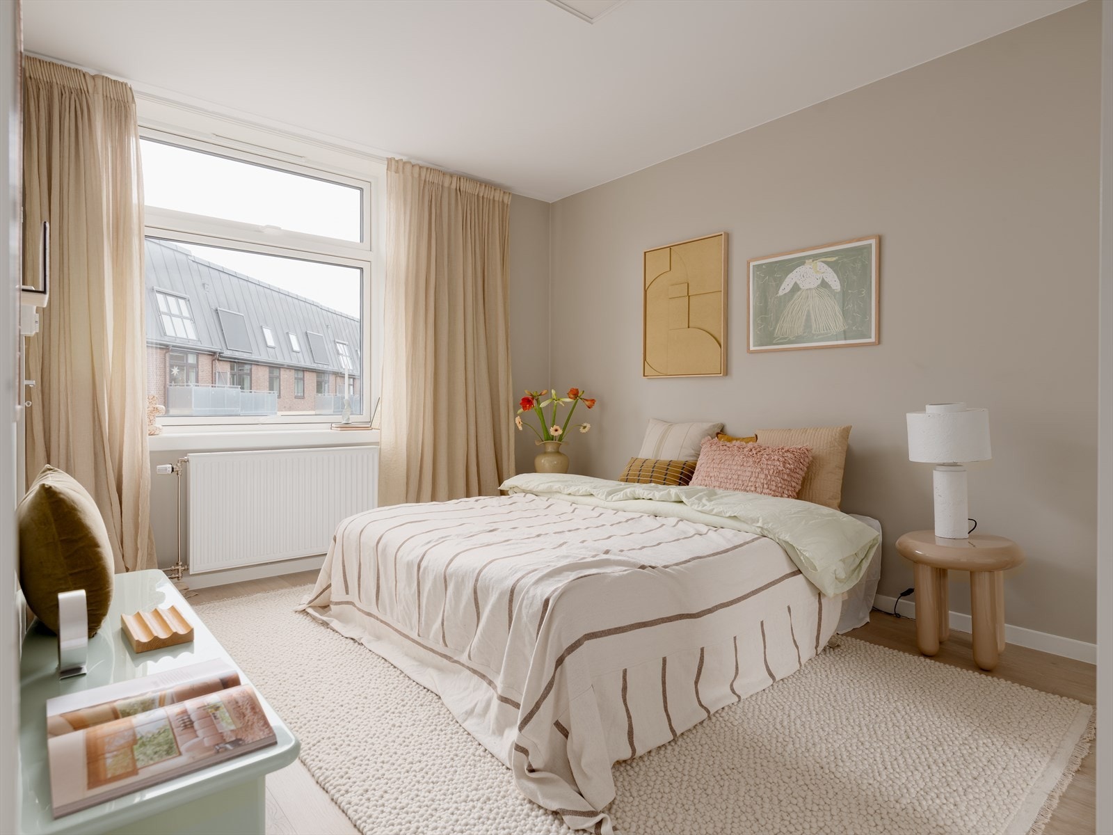 Soverommet er holdt i lyse, behagelige toner. Galleribilde