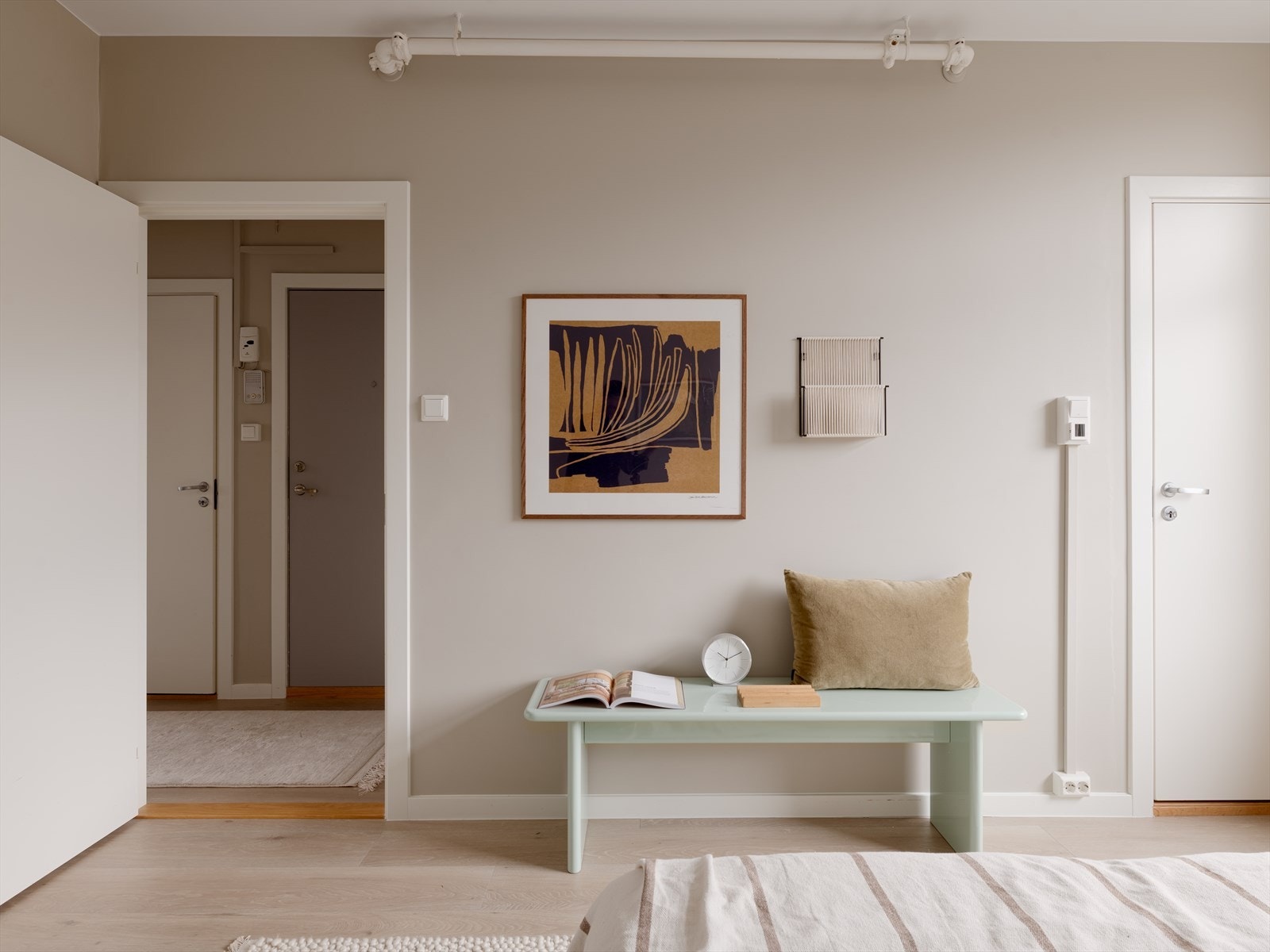 Her har du god plass til dobbeltseng, nattbord og oppbevaringsløsninger. I hjørnet har du adkomst til dusjbad. Galleribilde