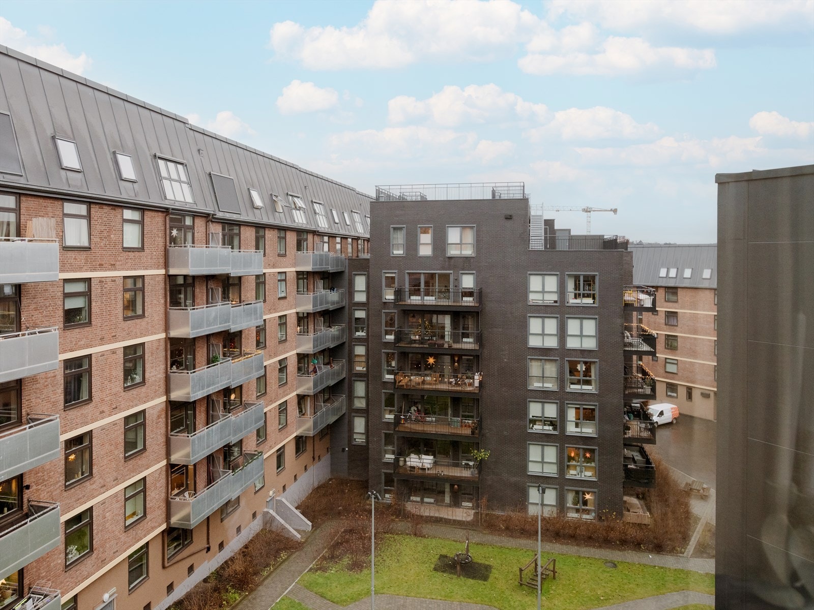 Fra leiligheten har du hyggelig utsyn mot felles bakgård. Galleribilde