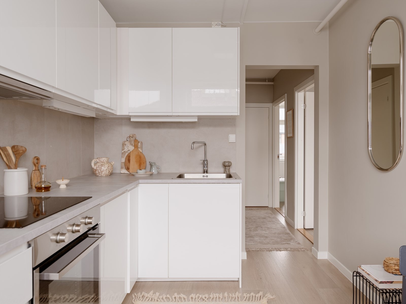 Kjøkkenet er tidløst med hvite fronter. Galleribilde