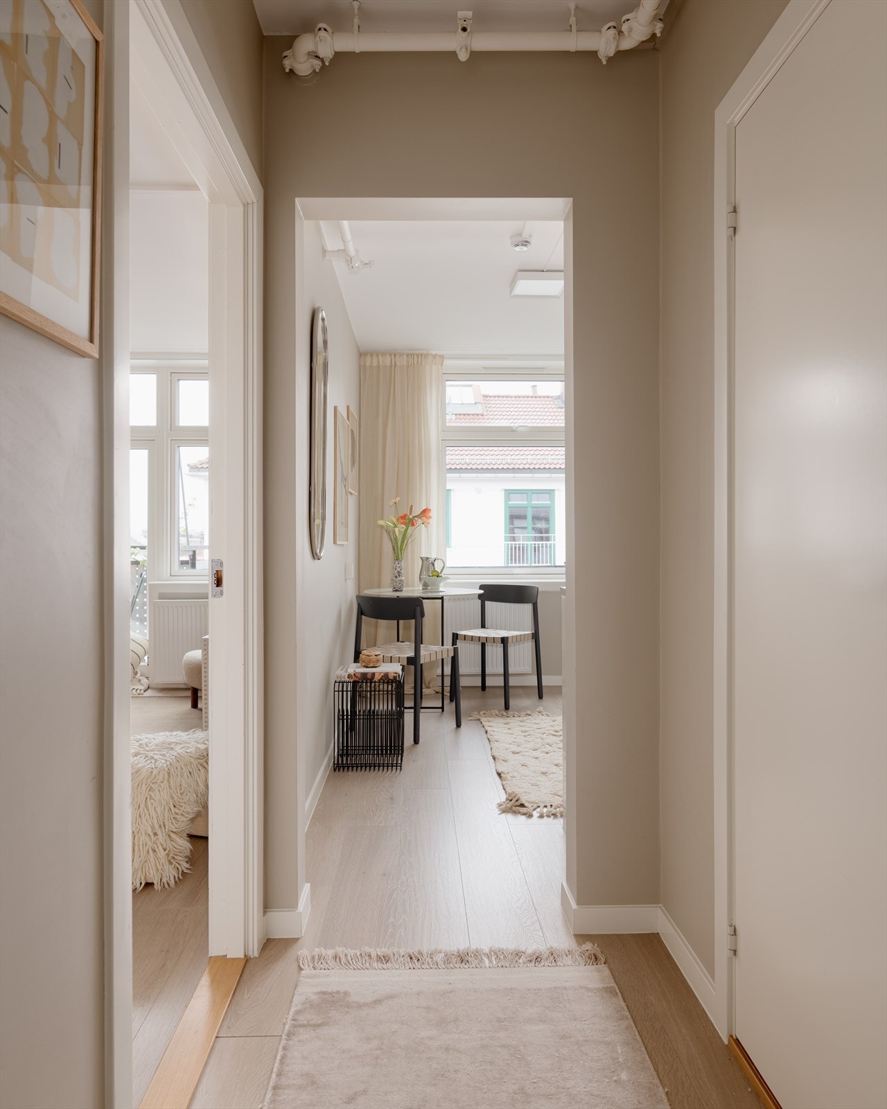 En lys gang fører deg mellom rommene. Galleribilde