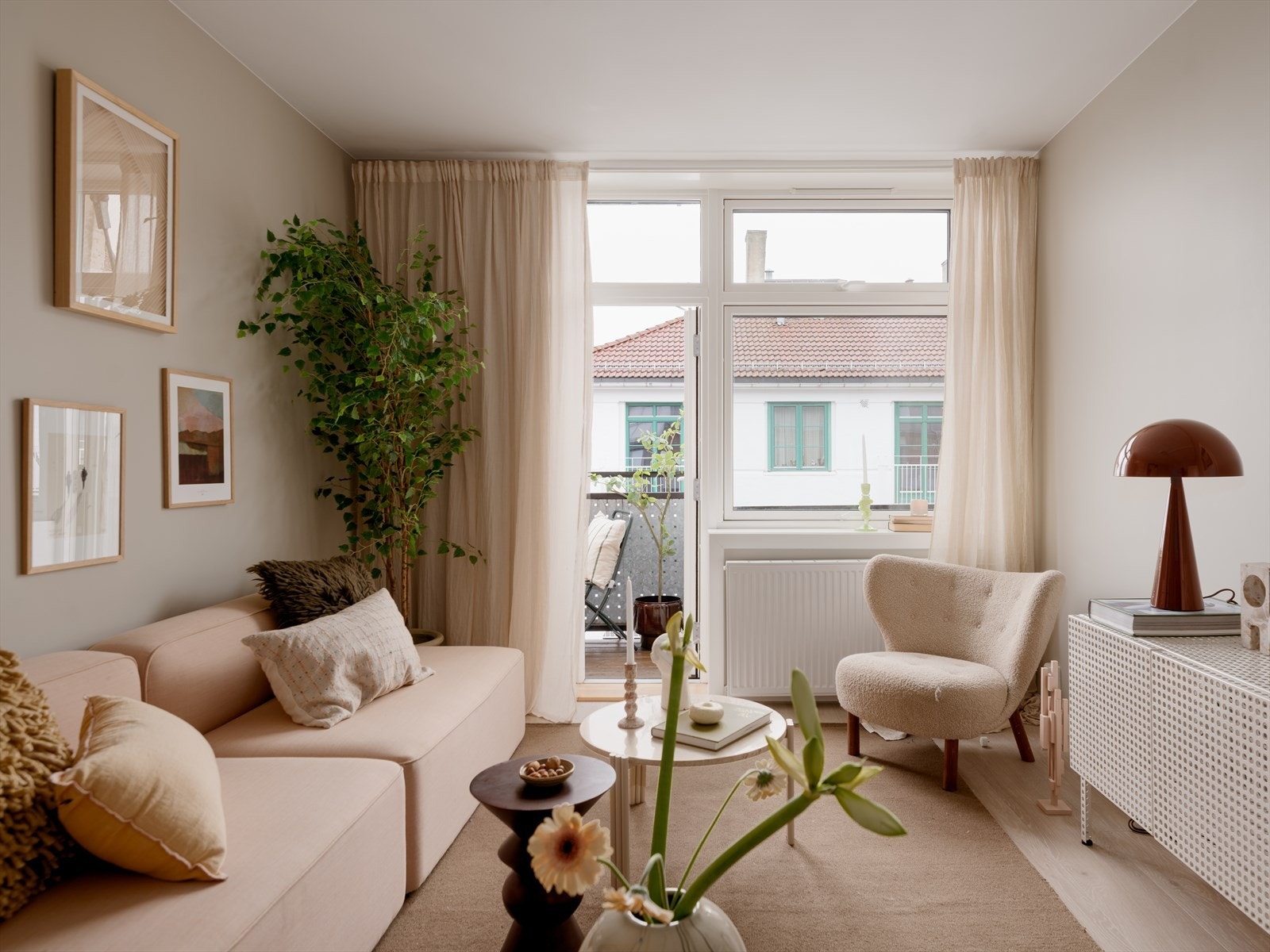 Kombinasjonen av den rause takhøyden, store vinduene og beliggenheten i høyden bidrar til en herlig romfølelse. Galleribilde