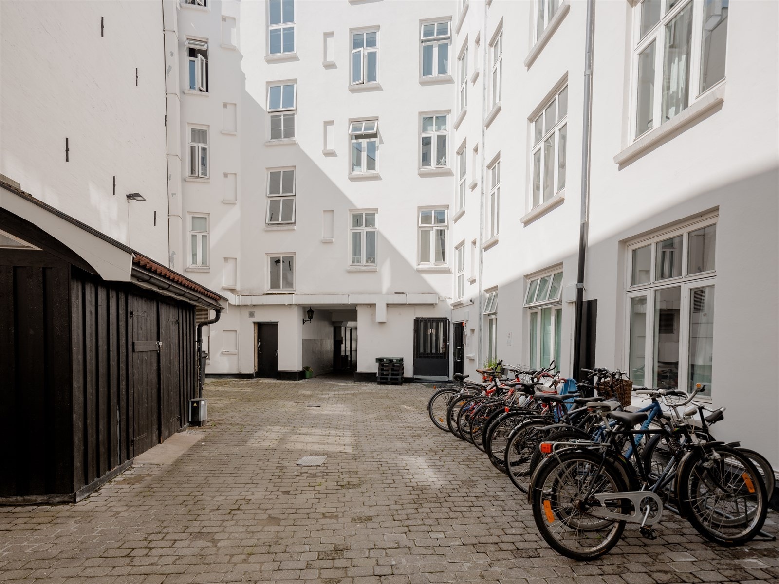 Lukket bakgård med sykkelparkering. Galleribilde