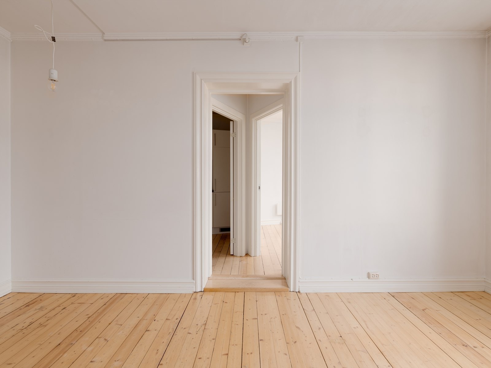 Fra stue mot kjøkken og soverom 1. Galleribilde