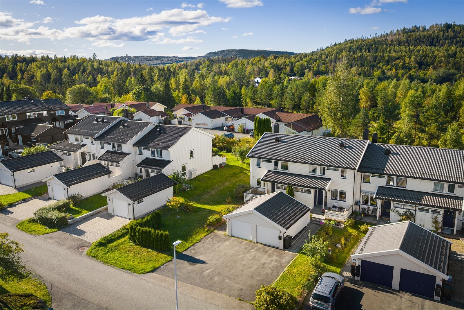 Her bor man i et rolig og trygt nabolag, med umiddelbar nærhet til flotte tur- og friluftsområder Galleribilde