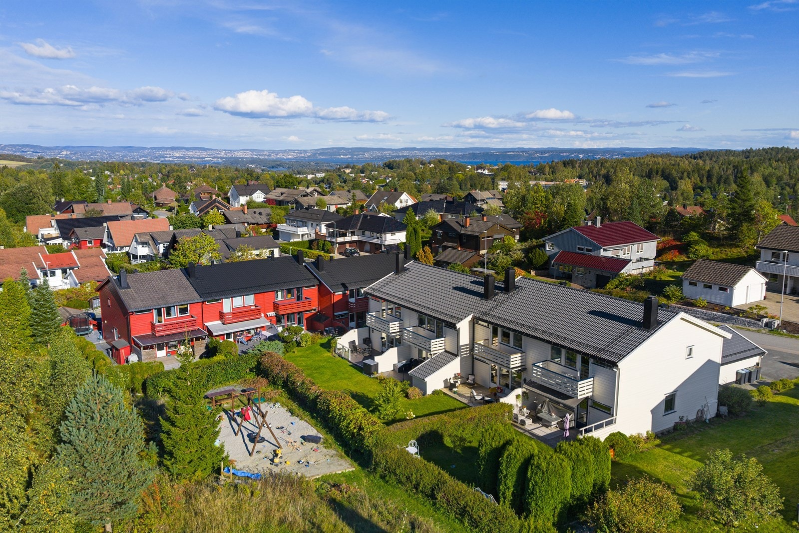Rett utenfor døren finner du fantastiske turmuligheter både sommer og vinter, enten du liker å gå på ski, løpe eller bade Galleribilde