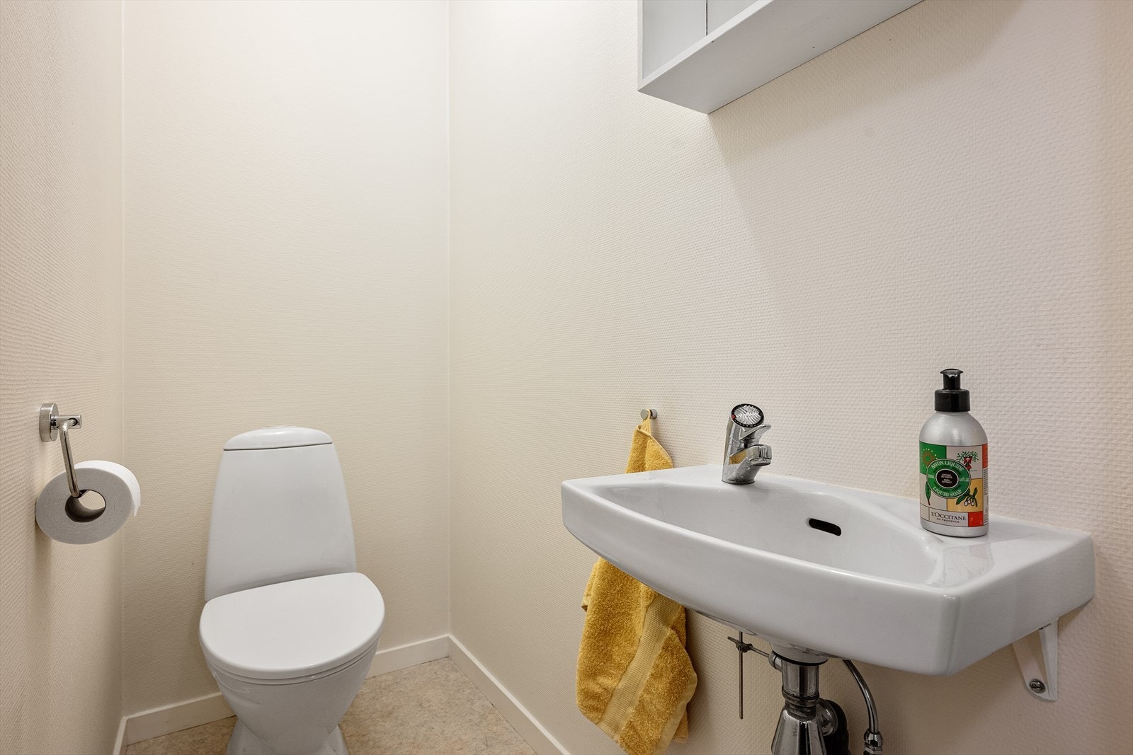 Separat toalettrom i 1. etasje - praktisk for gjester og daglig bruk Galleribilde