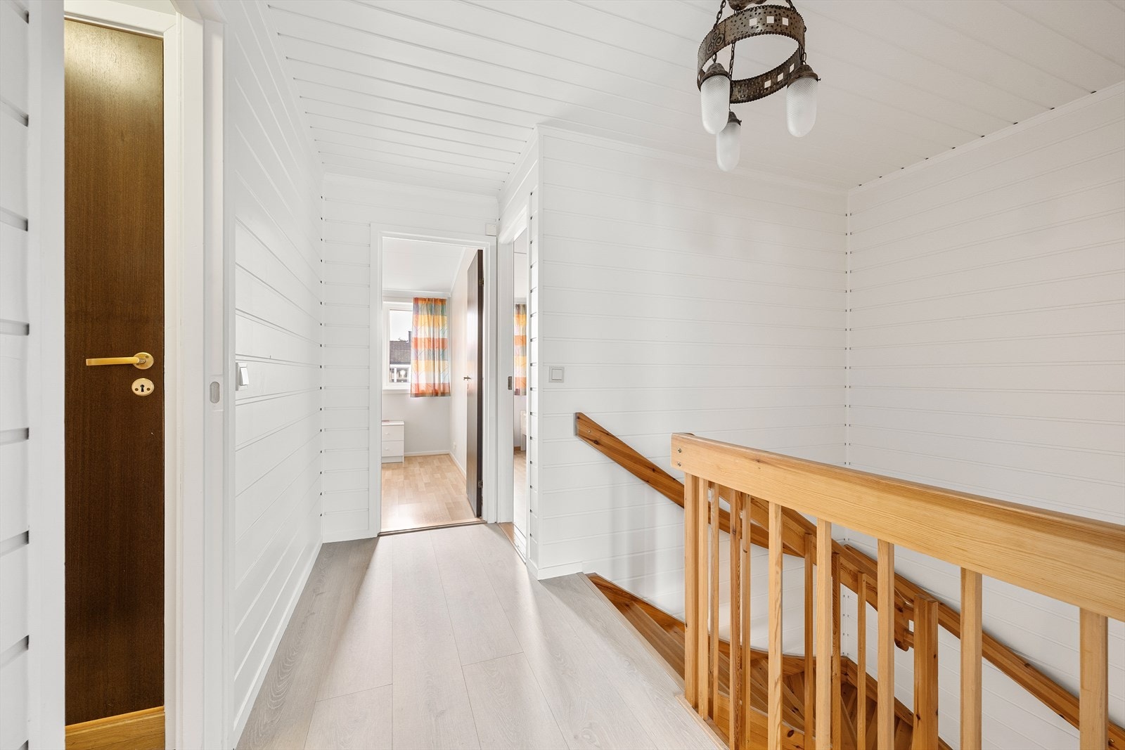 Gang m/trapp opp til 2. etasje av boligen Galleribilde