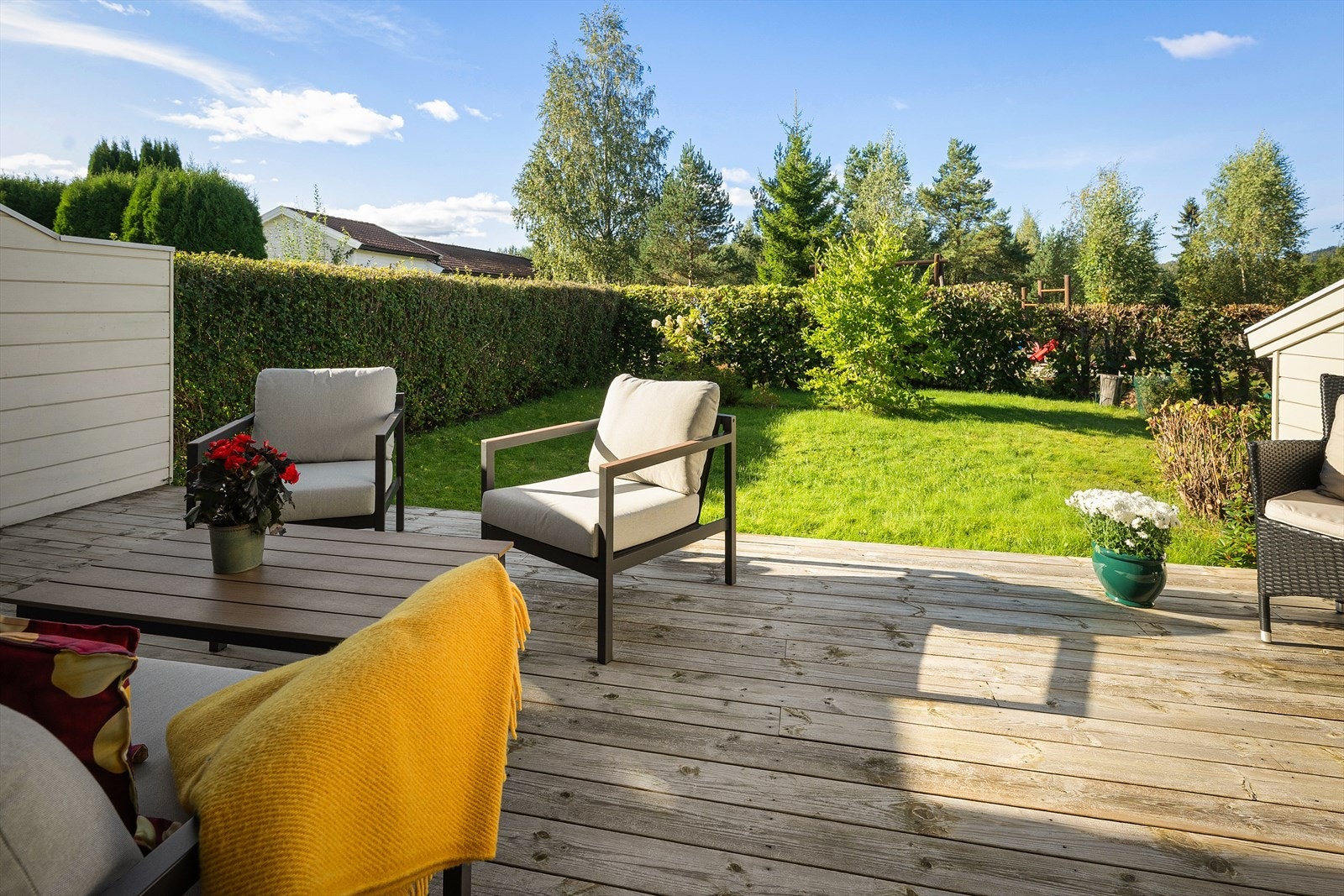 Fra stuen er det utgang til solrik terrasse og hageområde Galleribilde