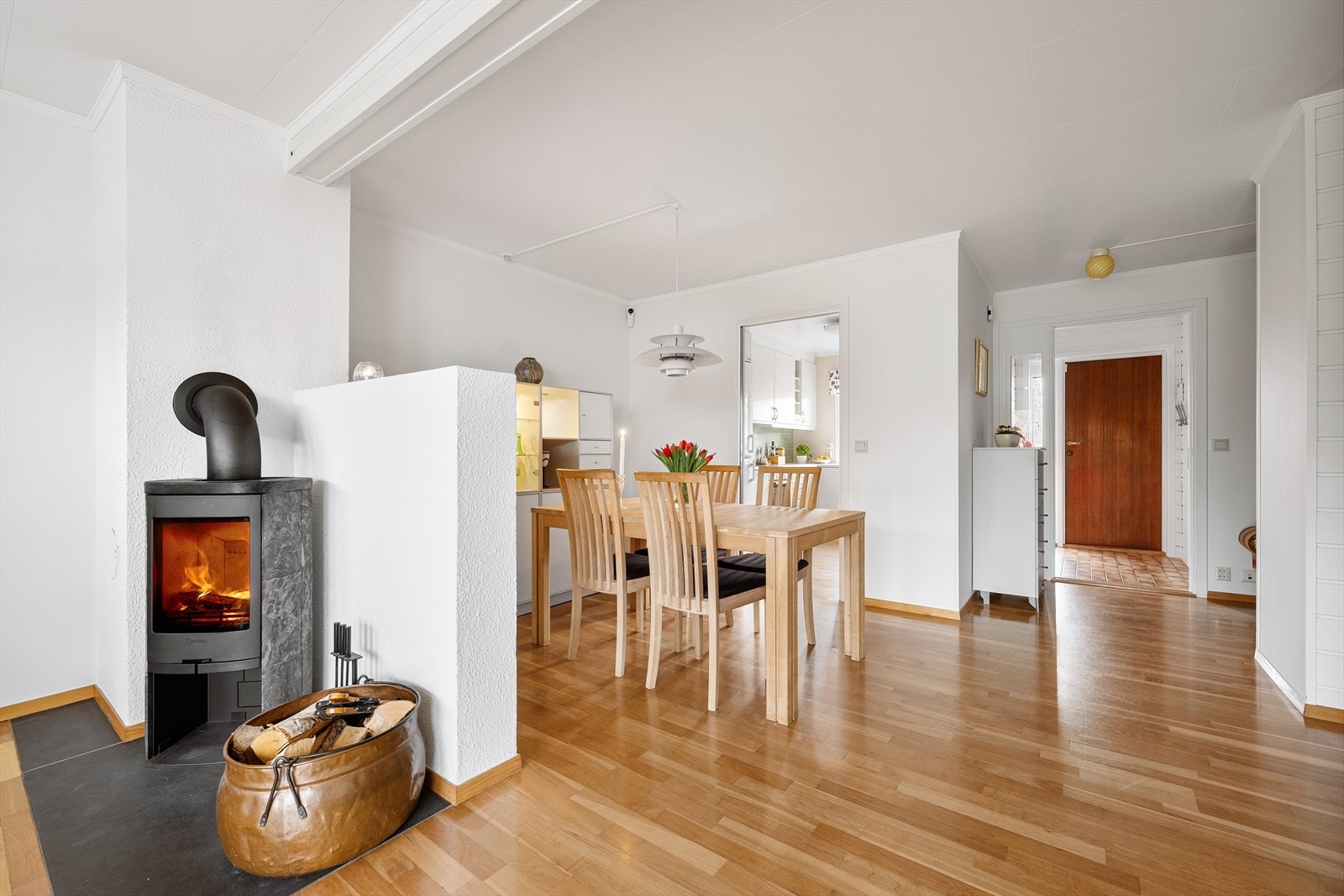 Spisestuen ligger i praktisk tilknytning til kjøkkenet Galleribilde