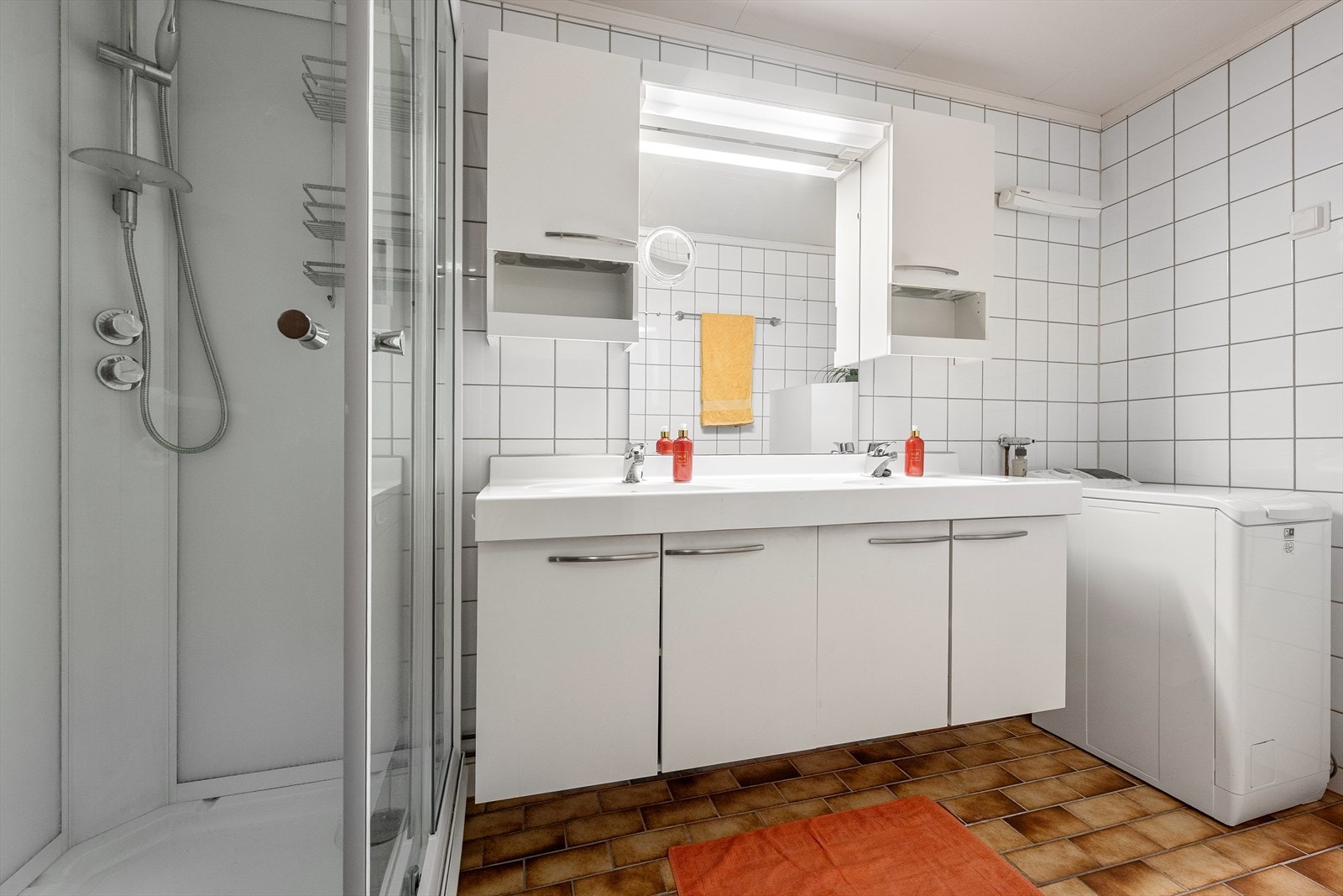 Flislagt bad med varme i gulv Galleribilde