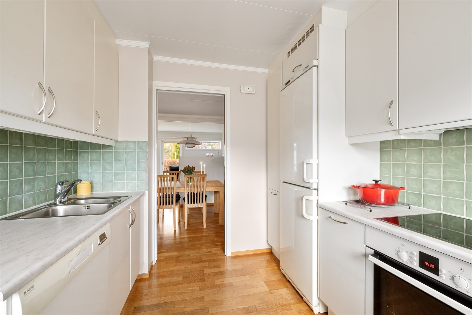 Kjøkkenet er utstyrt med integrert stekeovn og platetopp, samt frittstående oppvaskmaskin og kjøleskap Galleribilde