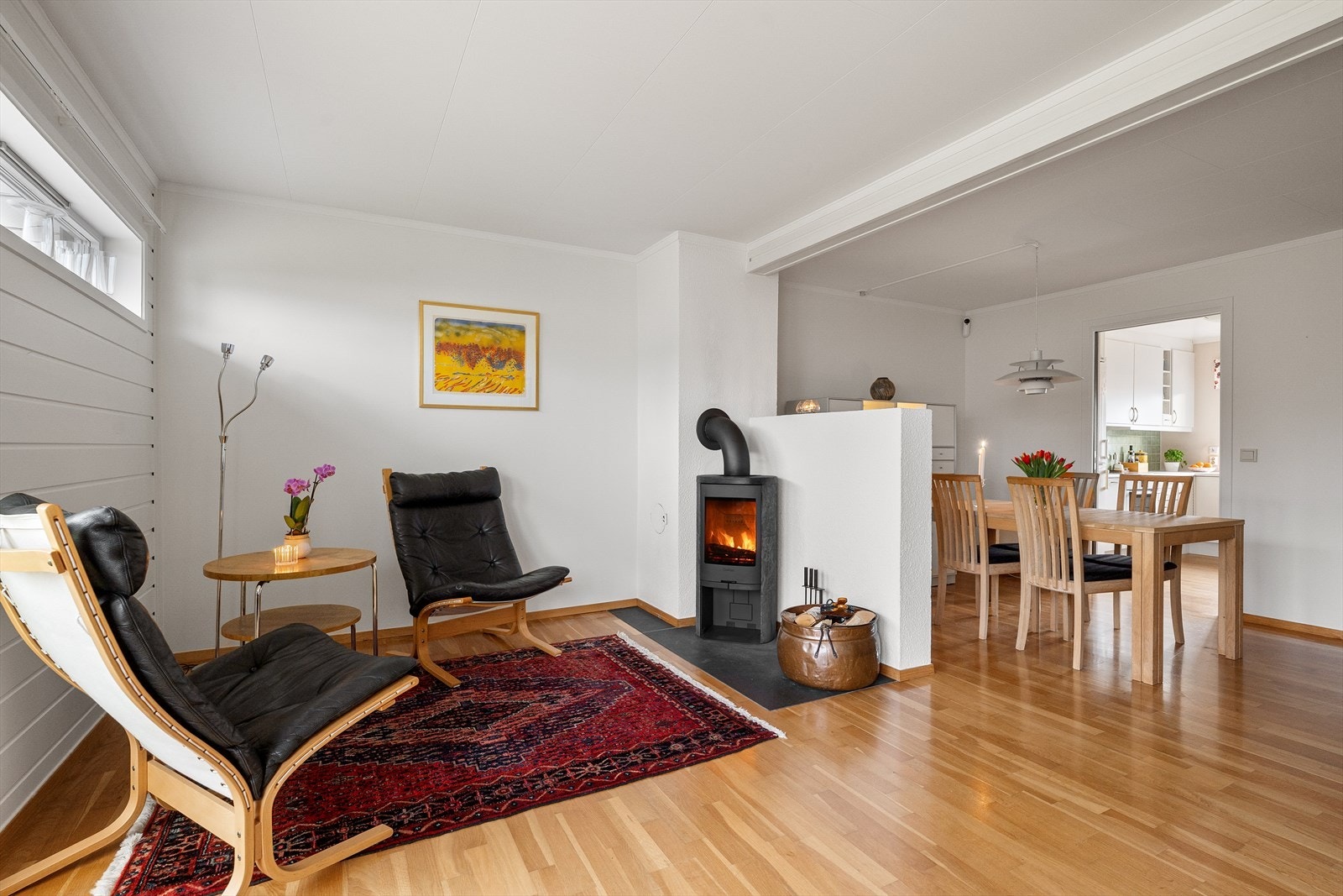 Romslig stue med gode møbleringsmuligheter og naturlig plass til både sofagruppe og spisebord Galleribilde