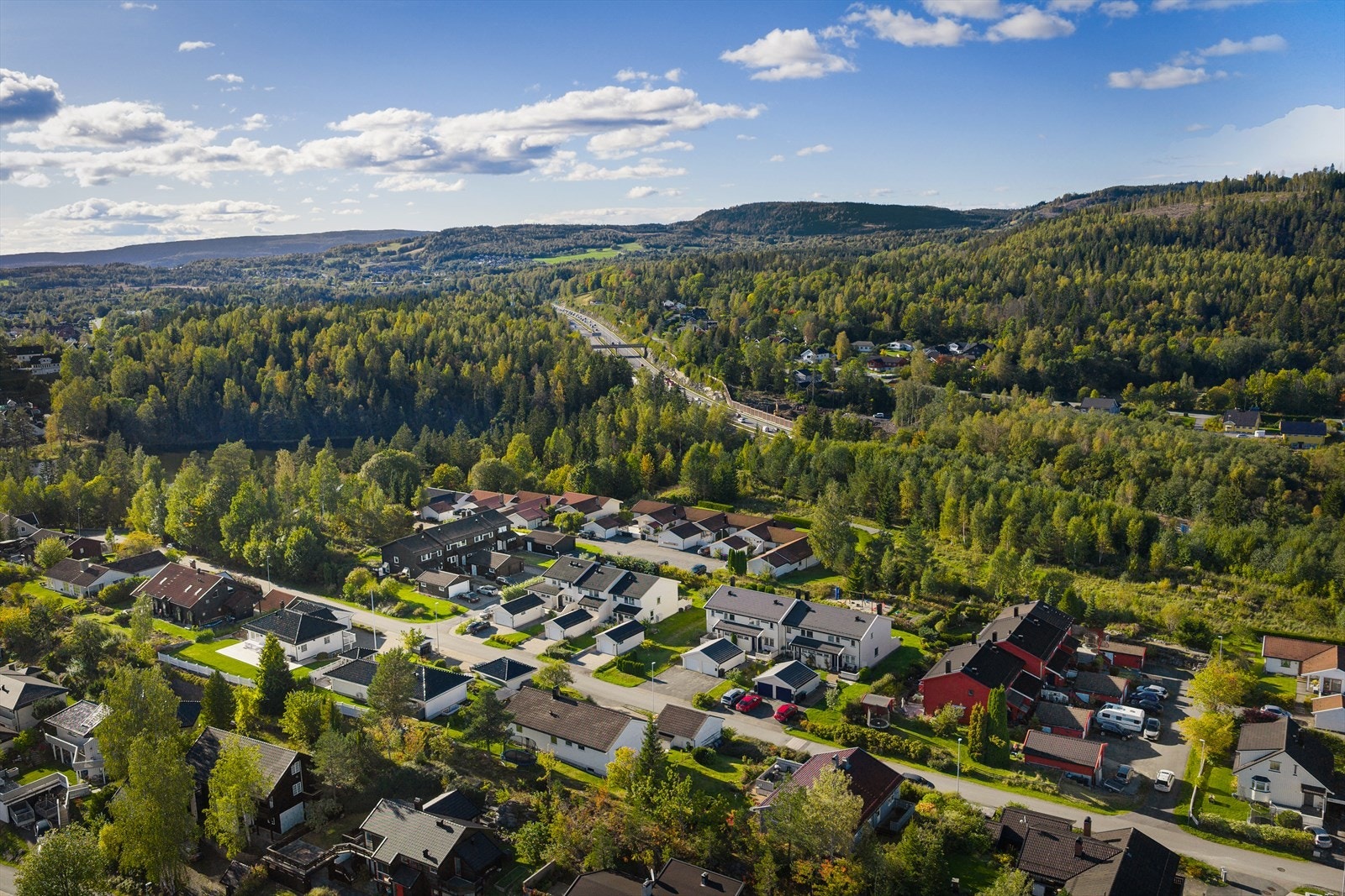 Området har god offentlig kommunikasjon, med bussforbindelser som tar deg raskt til både Asker sentrum, Drammen og Oslo.oto Galleribilde