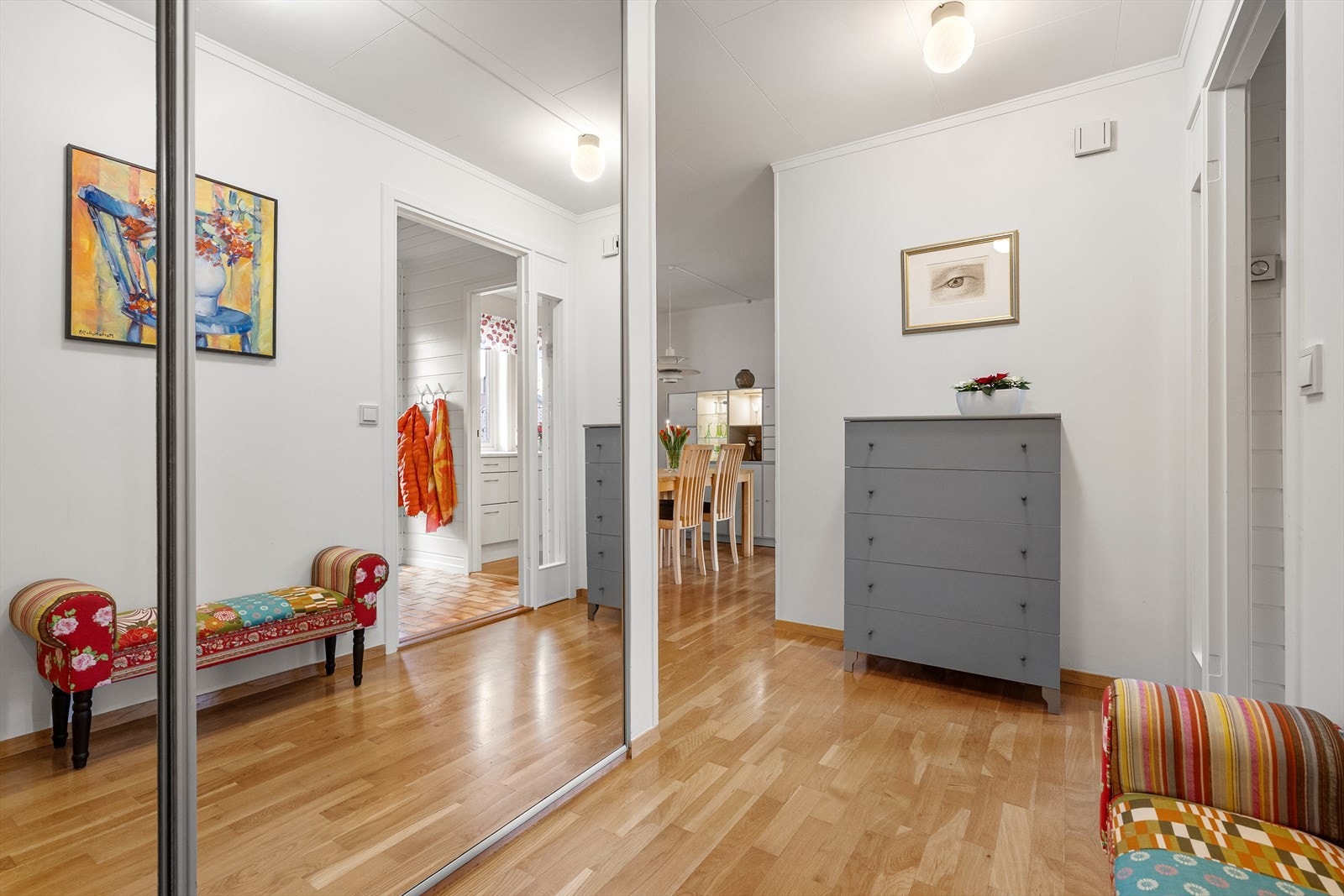 I gangen er det en stor skyvedørsgarderobe som gir god plass til å henge fra seg yttertøy og sette fra seg sko Galleribilde