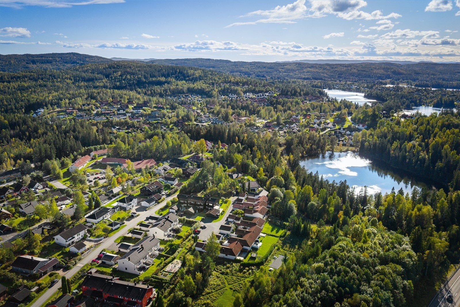 Her bor man i et rolig og trygt nabolag, med umiddelbar nærhet til flotte tur- og friluftsområder Galleribilde