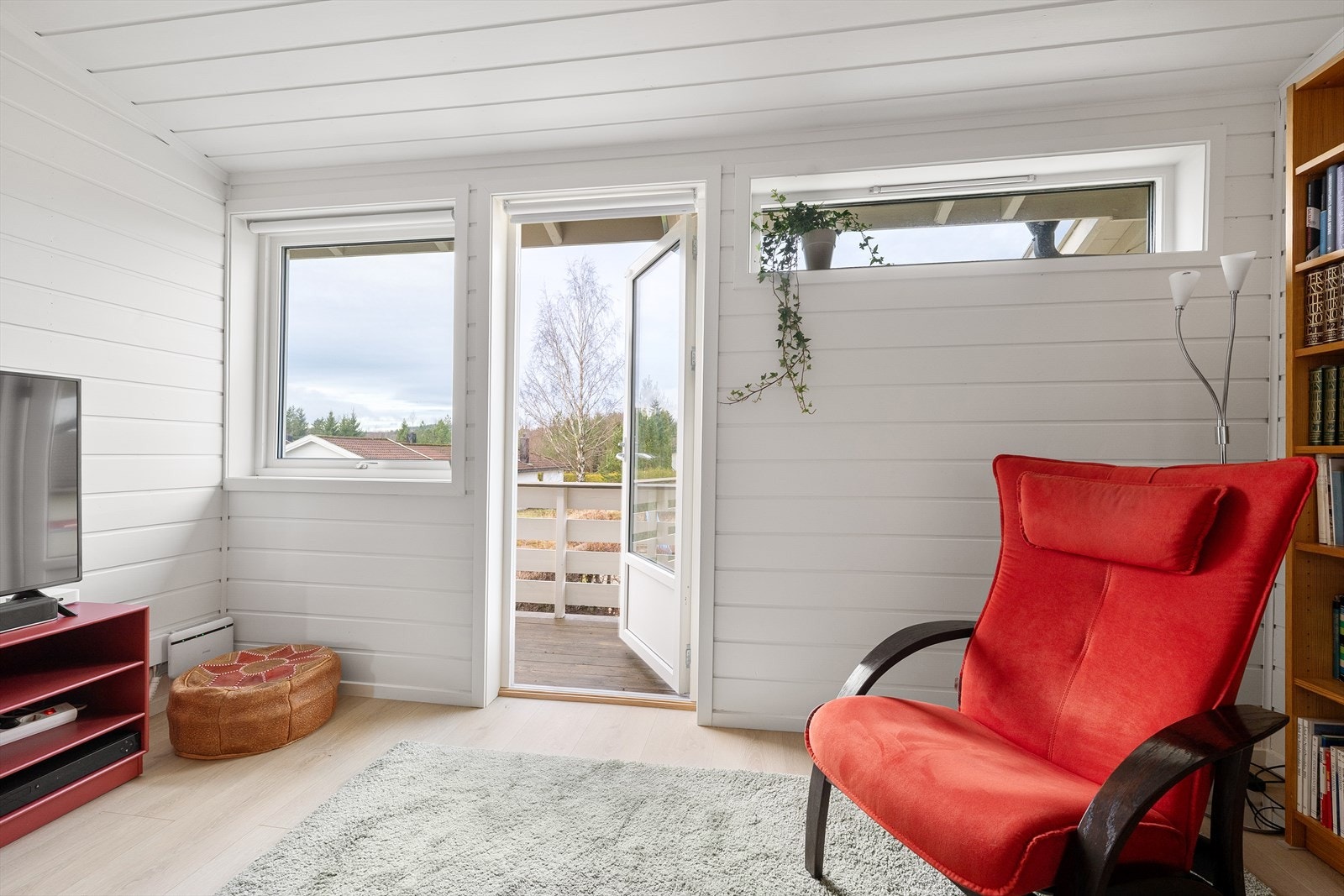 Herfra er det utgang til utkraget balkong med hyggelig utsyn Galleribilde