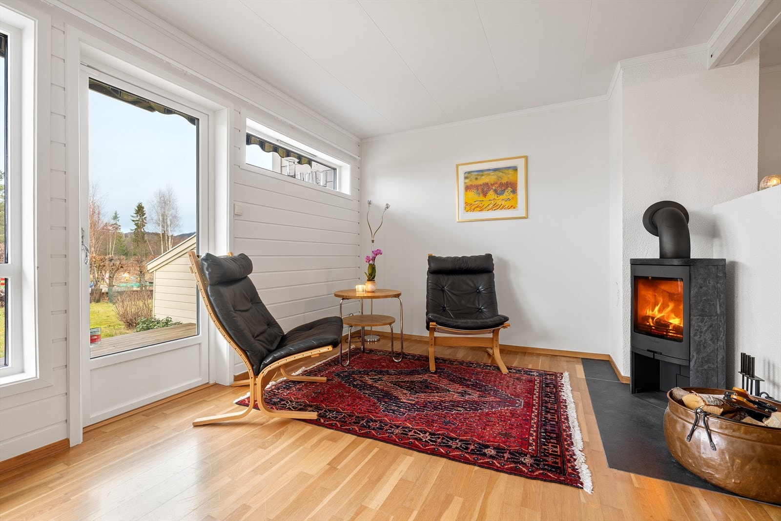 I stuen er det en peis som gir lun stemning på litt kjølige dager Galleribilde