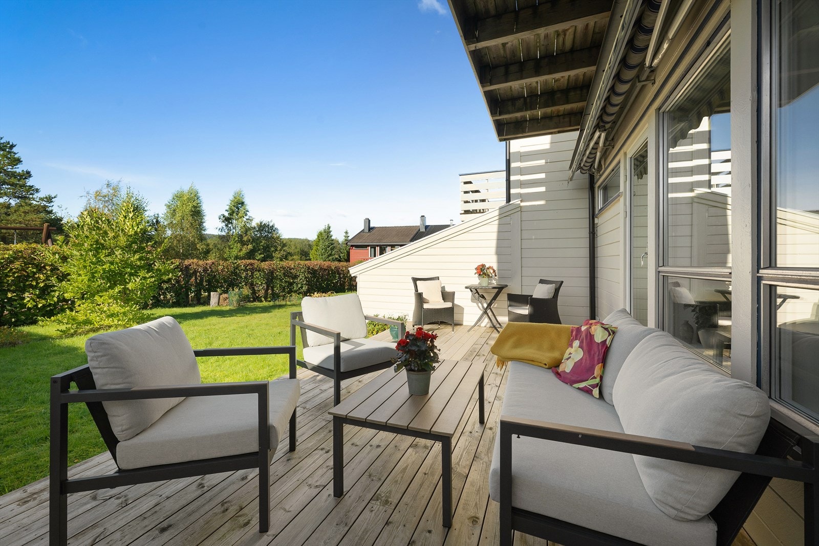 Uteplassen har god plass til utemøblement Galleribilde