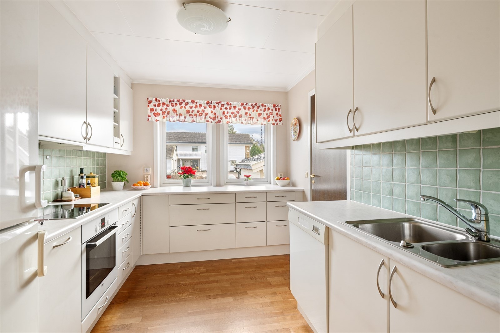 Pent, hvitt kjøkken fra Sigdal Galleribilde