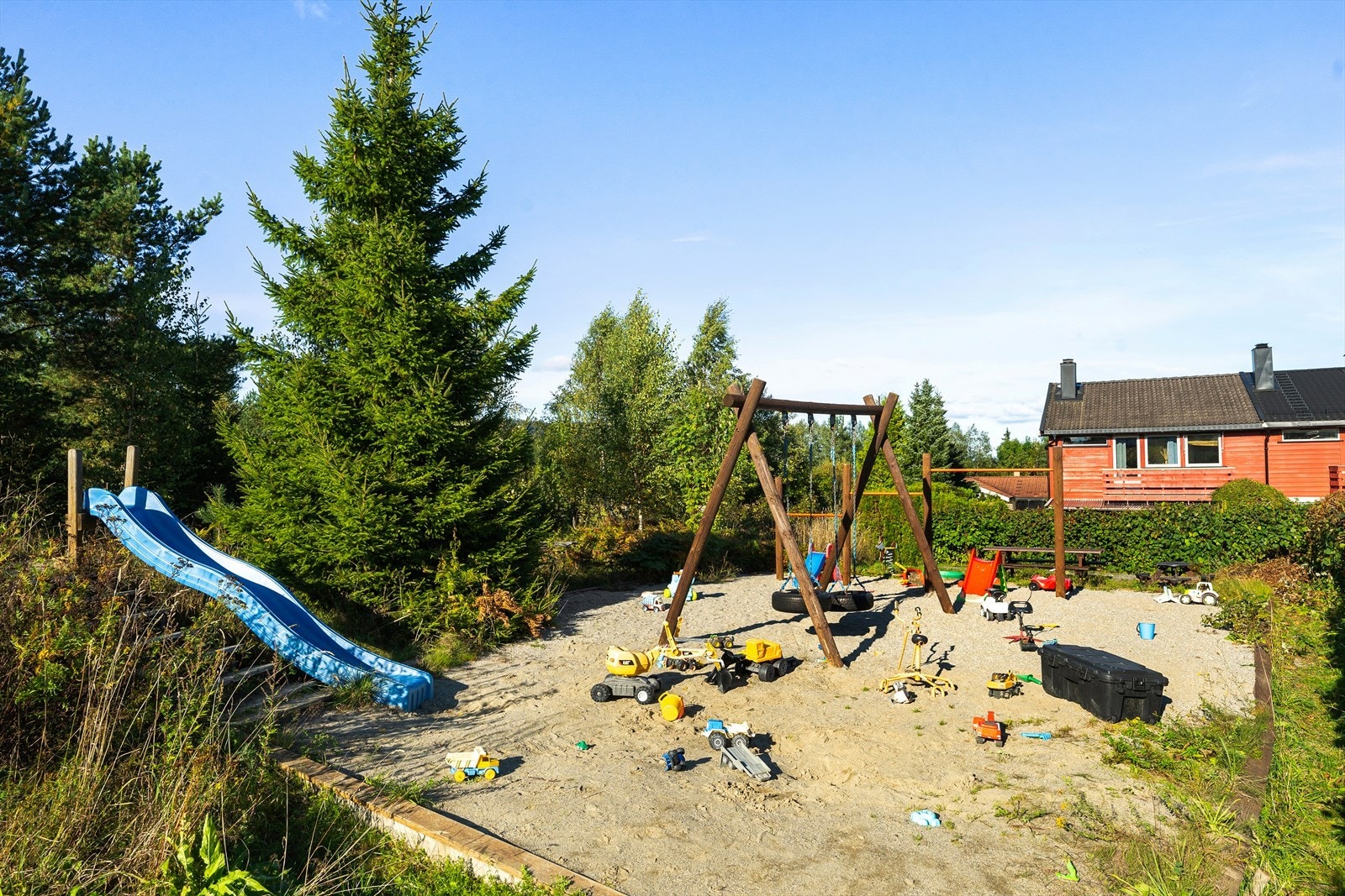 Nærområdet byr ellers på et rikt fritidstilbud med ridesentre, DIF-anlegg med padlesenter, fotballbaner, sandstrand, og flotte tur- og sykkelstier i marka Galleribilde