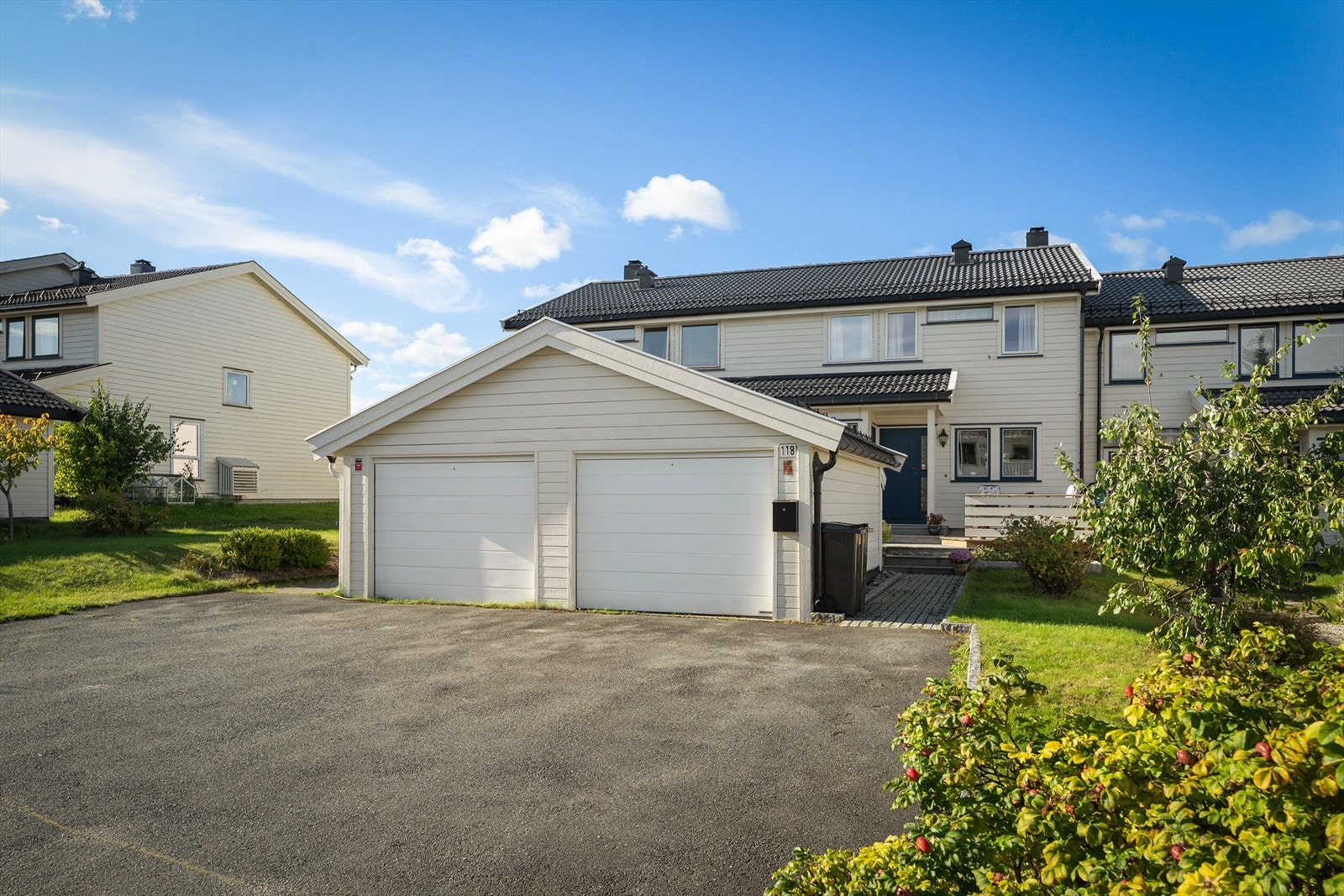 Eiendommen har en fredelig og usjenert beliggenhet i naturskjønne omgivelser, med optimale solforhold og kort vei til både marka og Asker sentrum Galleribilde