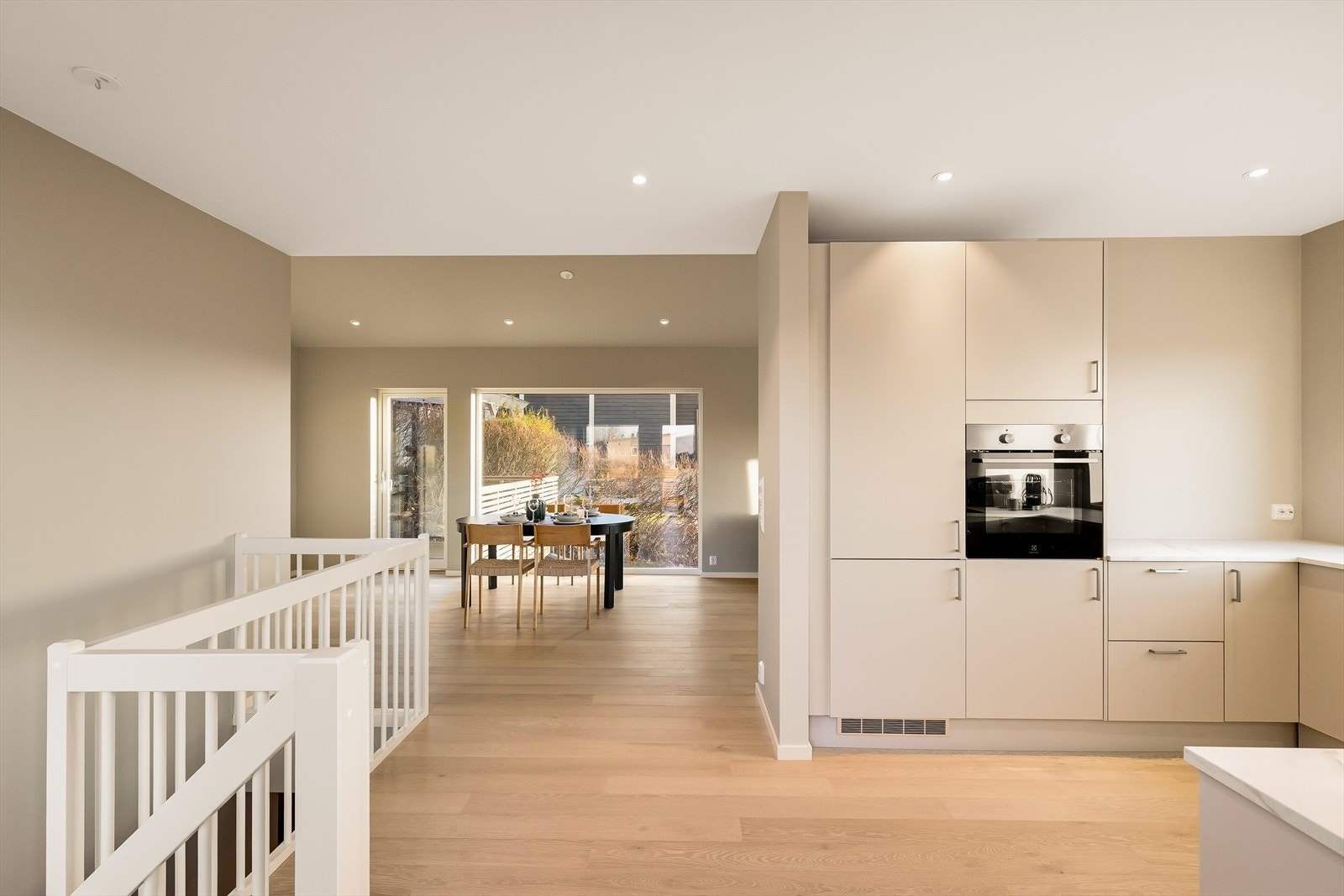 Innholdsrikt kjøkken som harmonerer med stilen til resten av boligen. Galleribilde