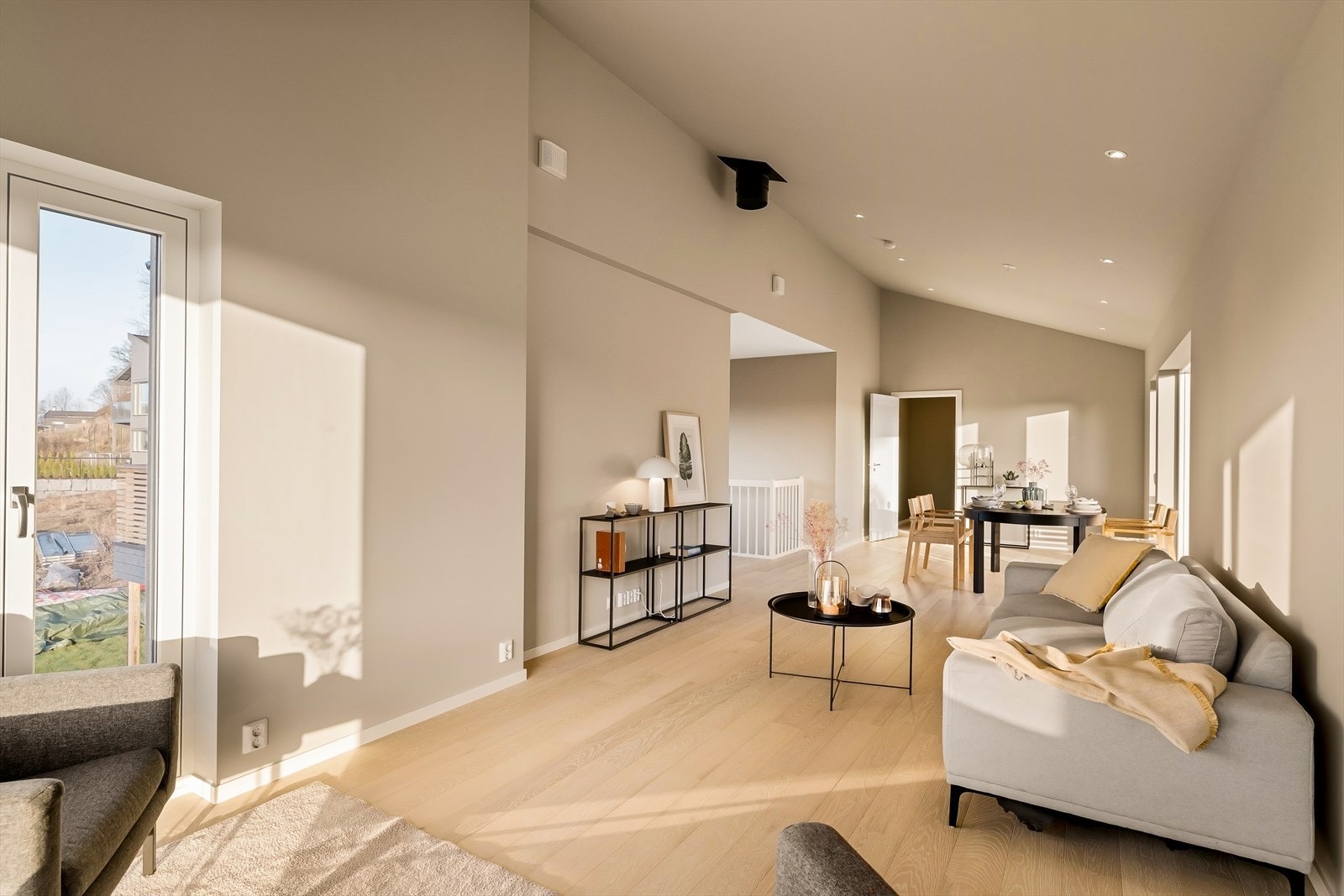 Stuen har god takhøyde og særdeles godt naturlig lys med store vindusflater og adkomst til stor solrik terrasse. Galleribilde